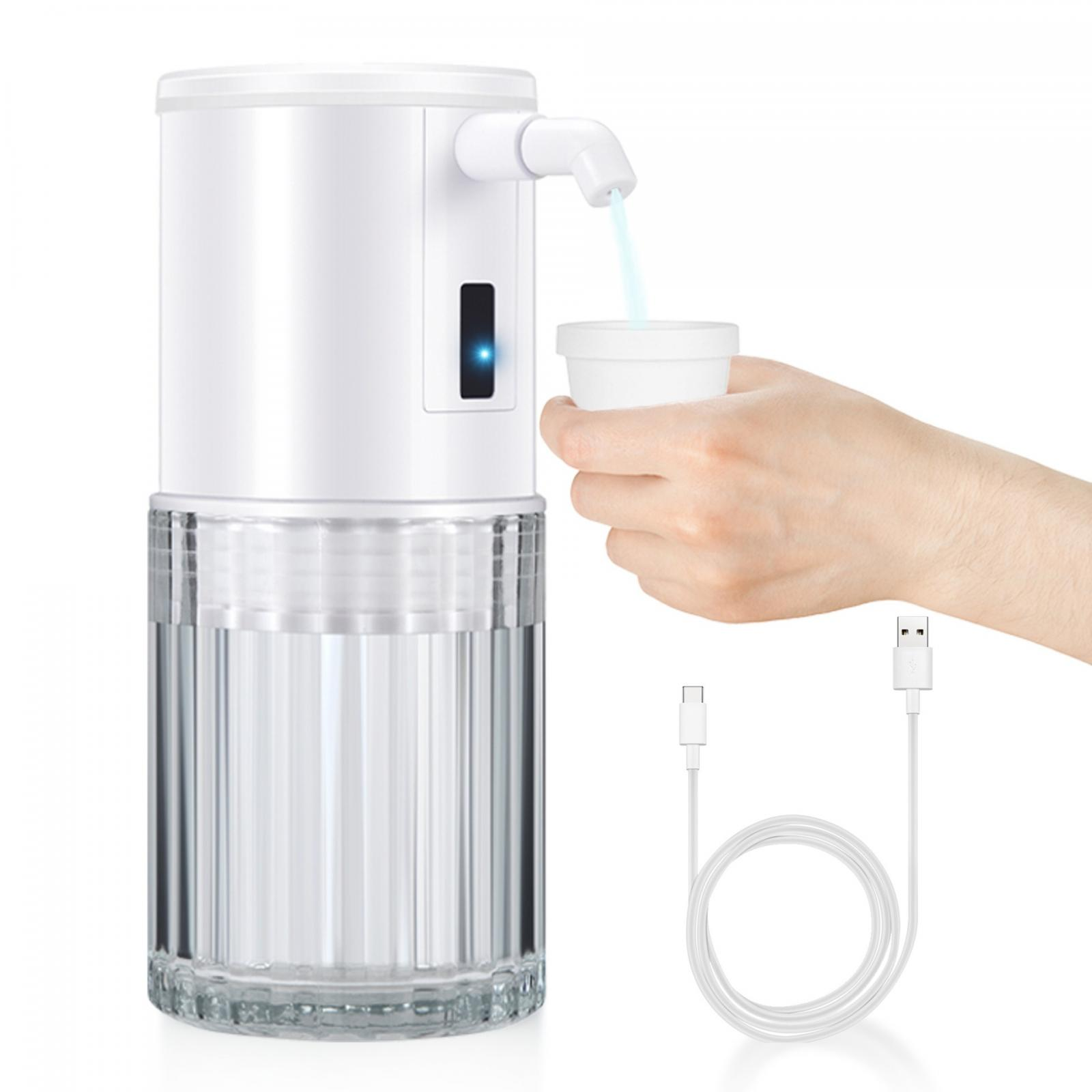 Ein weißer Wasserspender gibt Wasser in einen Becher ab, der von einer Hand gehalten wird. Ein USB-Kabel befindet sich daneben.