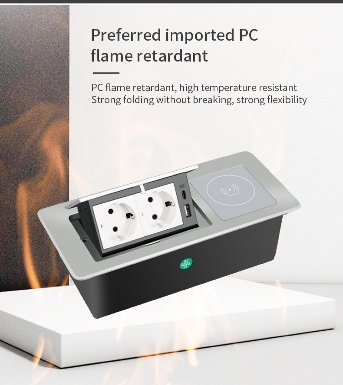 Eine schwarze und graue Steckdose mit zwei Steckdosen, einem USB-Anschluss und einem kabellosen Ladepad auf weißem Hintergrund.