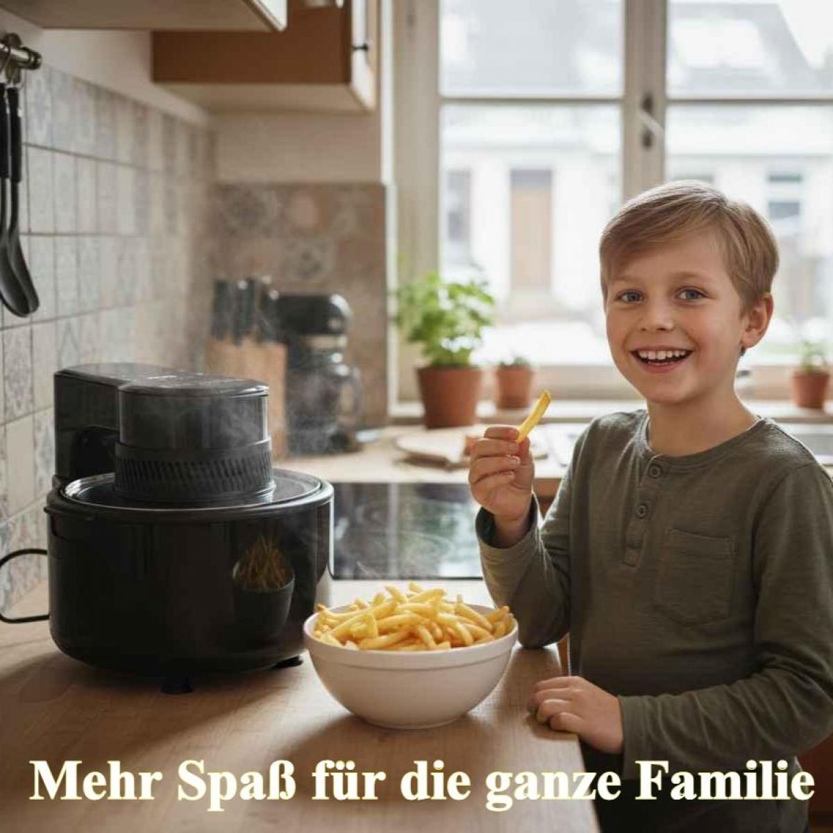 Ein Junge lächelt und hält eine Pommes. Eine Schüssel Pommes steht auf einer Theke neben einem schwarzen Gerät. Küche im Hintergrund.