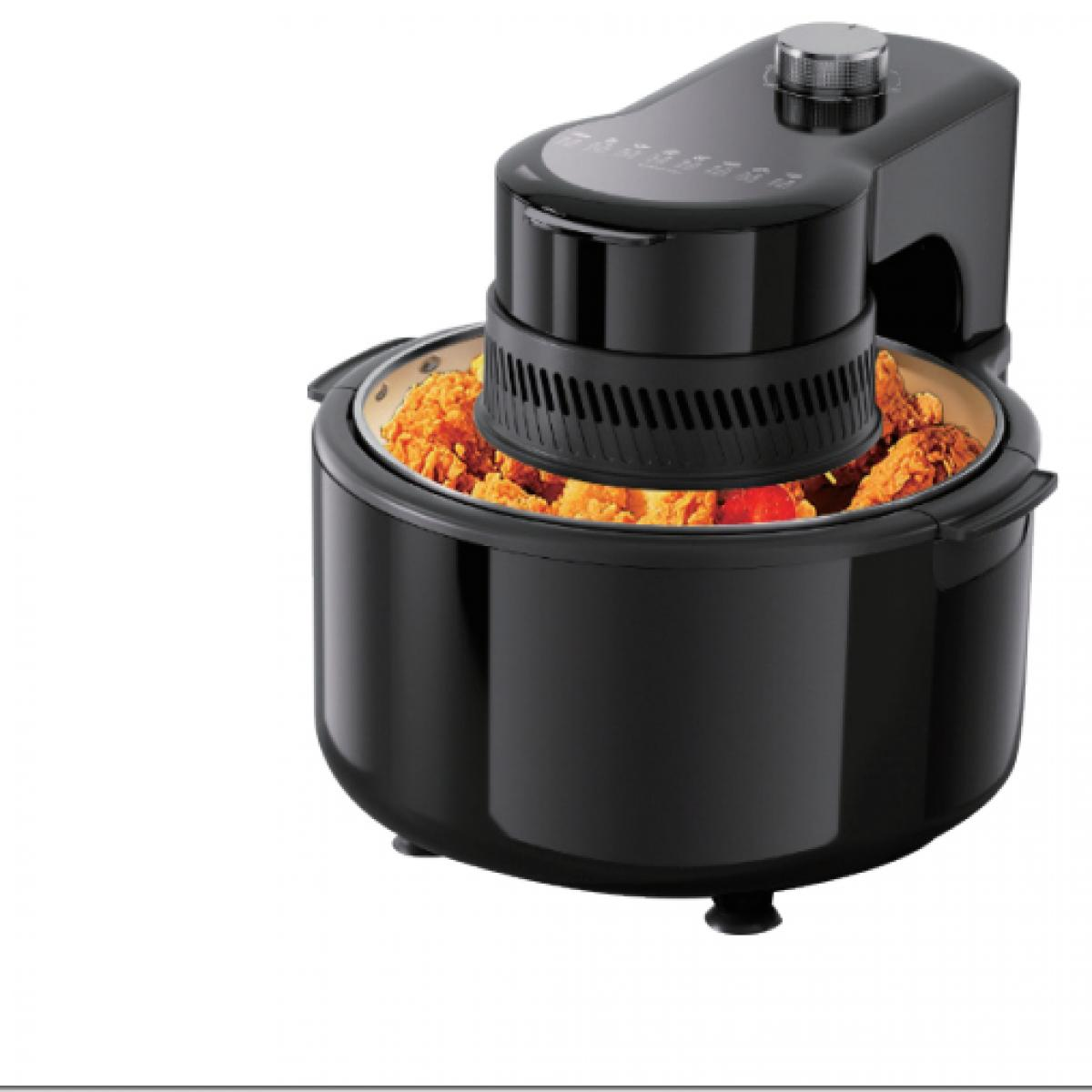 Ein schwarzer Heißluftfritteuse mit gebratenem Hähnchen innen. Die Fritteuse hat ein digitales Display und einen silbernen Knopf.