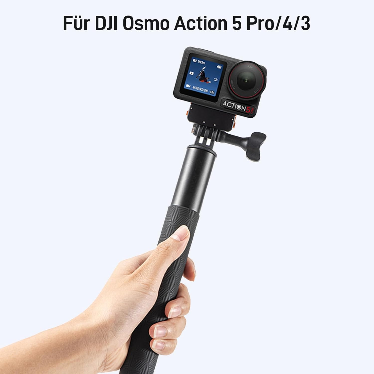 Hand hält einen schwarzen Selfie-Stick mit einer DJI Osmo Action 5 Pro Kamera. Die Kamera zeigt einen Videobildschirm, der Hintergrund ist weiß.