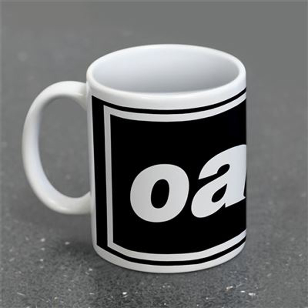 Eine weiße Tasse mit einem schwarzen Rechteck auf der Seite, mit dem weißen Wort "oas".
