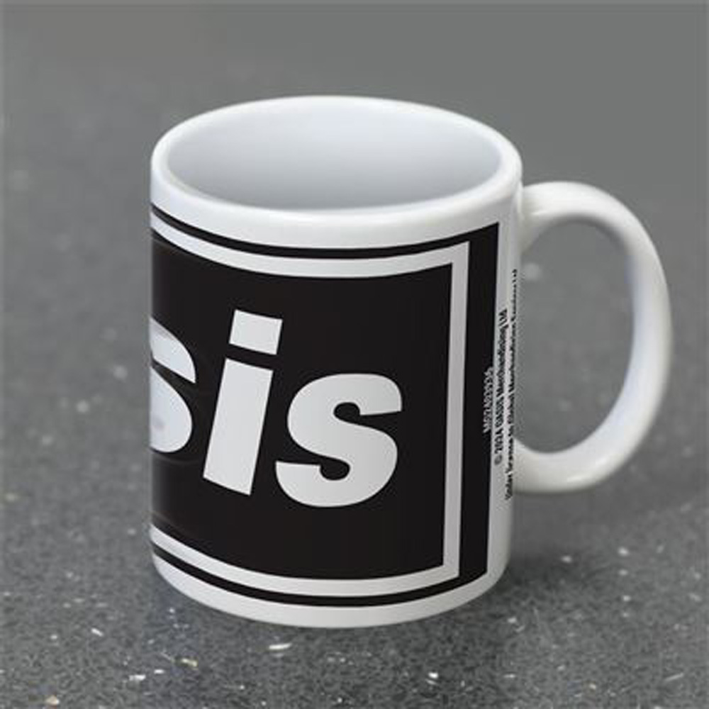 Eine weiße Tasse mit dem Wort 'Oasis' in weißen Buchstaben auf schwarzem Hintergrund. Die Tasse steht auf einer grauen Oberfläche.