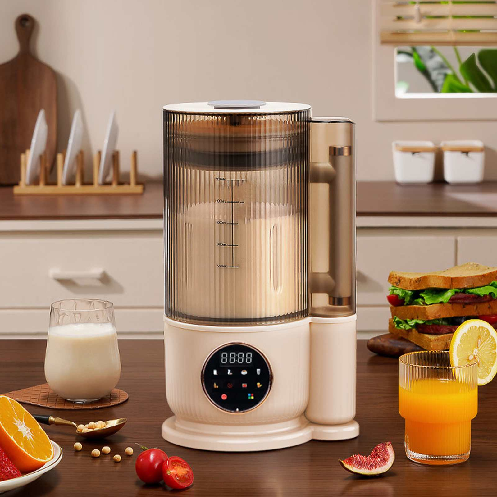 Ein Mixer mit einem Glas Milch, Orangensaft und einem Sandwich auf einer Küchentheke mit Früchten und Zutaten.