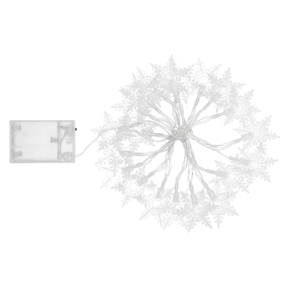 Eine Lichterkette aus weißen Schneeflocken, die mit einem transparenten Batteriefach verbunden ist. Der Hintergrund ist weiß.