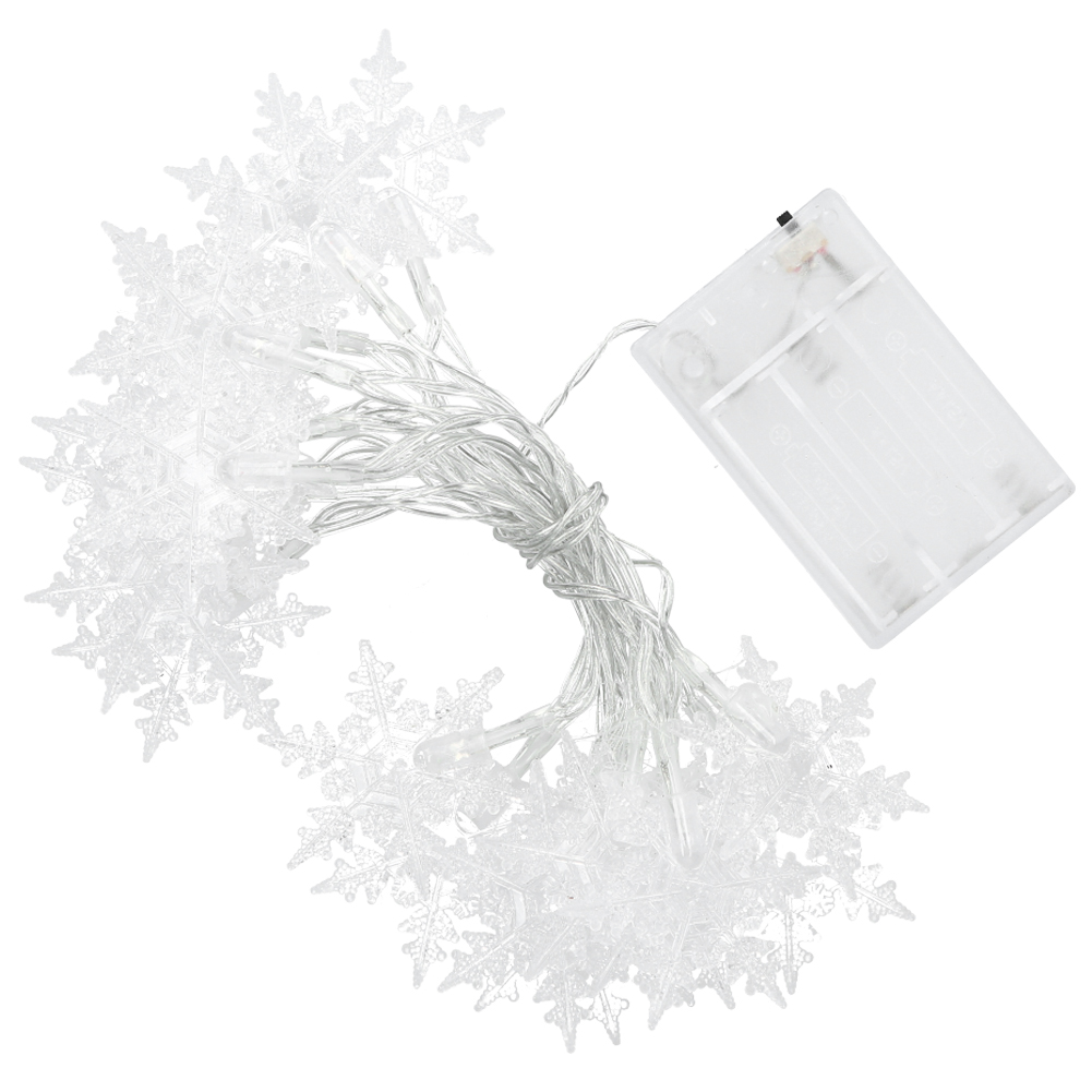 Eine Lichterkette mit schneeförmigen Lichtern und einem Batteriepack auf weißem Hintergrund. Die Lichter und Kabel sind klar und weiß.