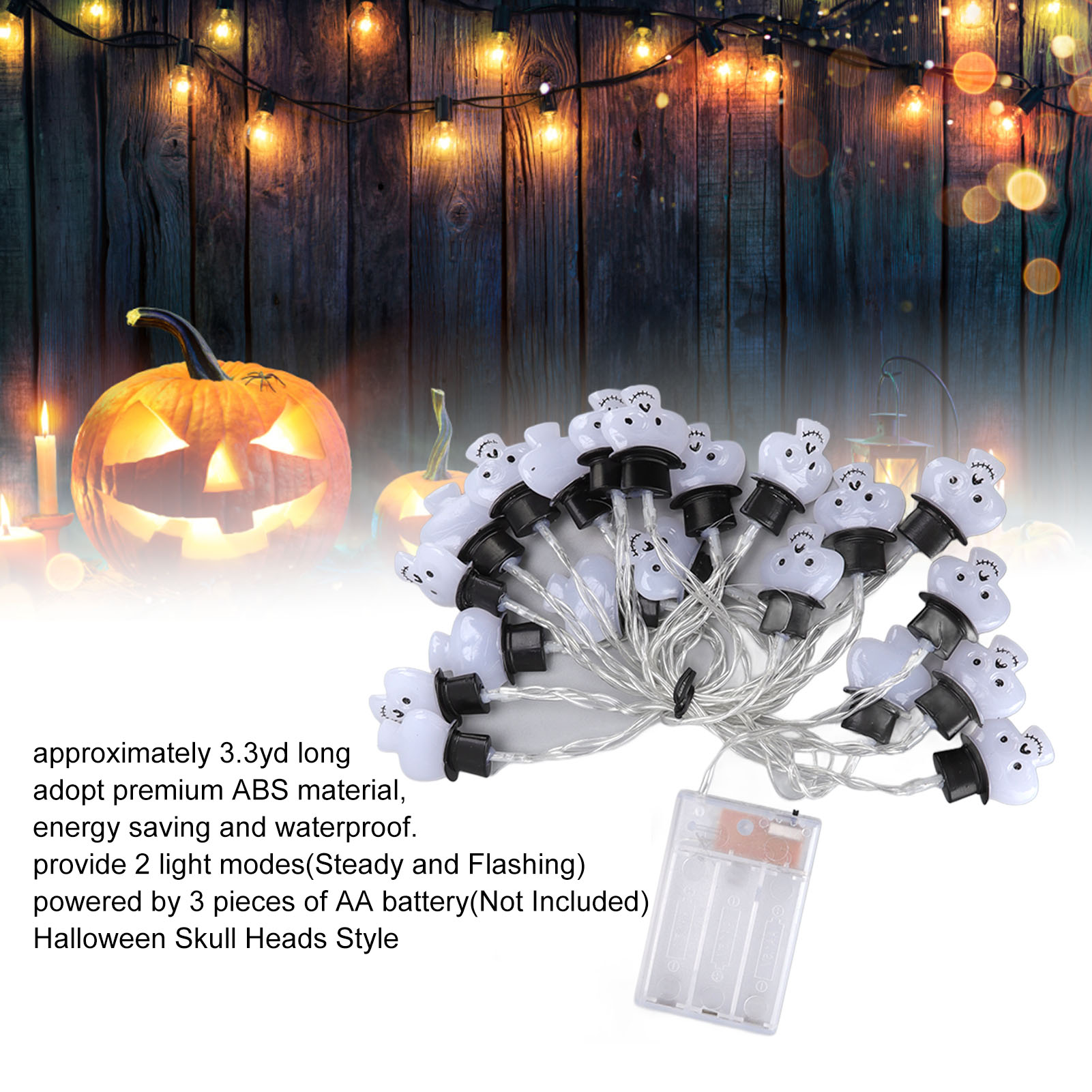 Halloween-Lichter mit geisterförmigen Glühbirnen, Kürbislaternen und Lichterketten vor einem Holzgrund.