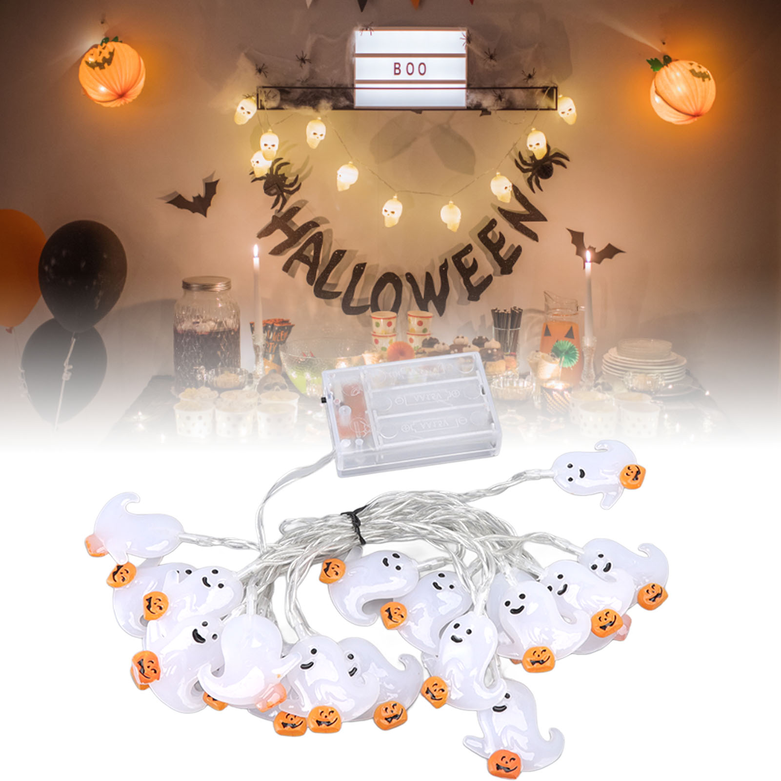 Halloween-Dekoration mit Geisterlichtern, Kürbislichtern und 'BOO'-Schild.