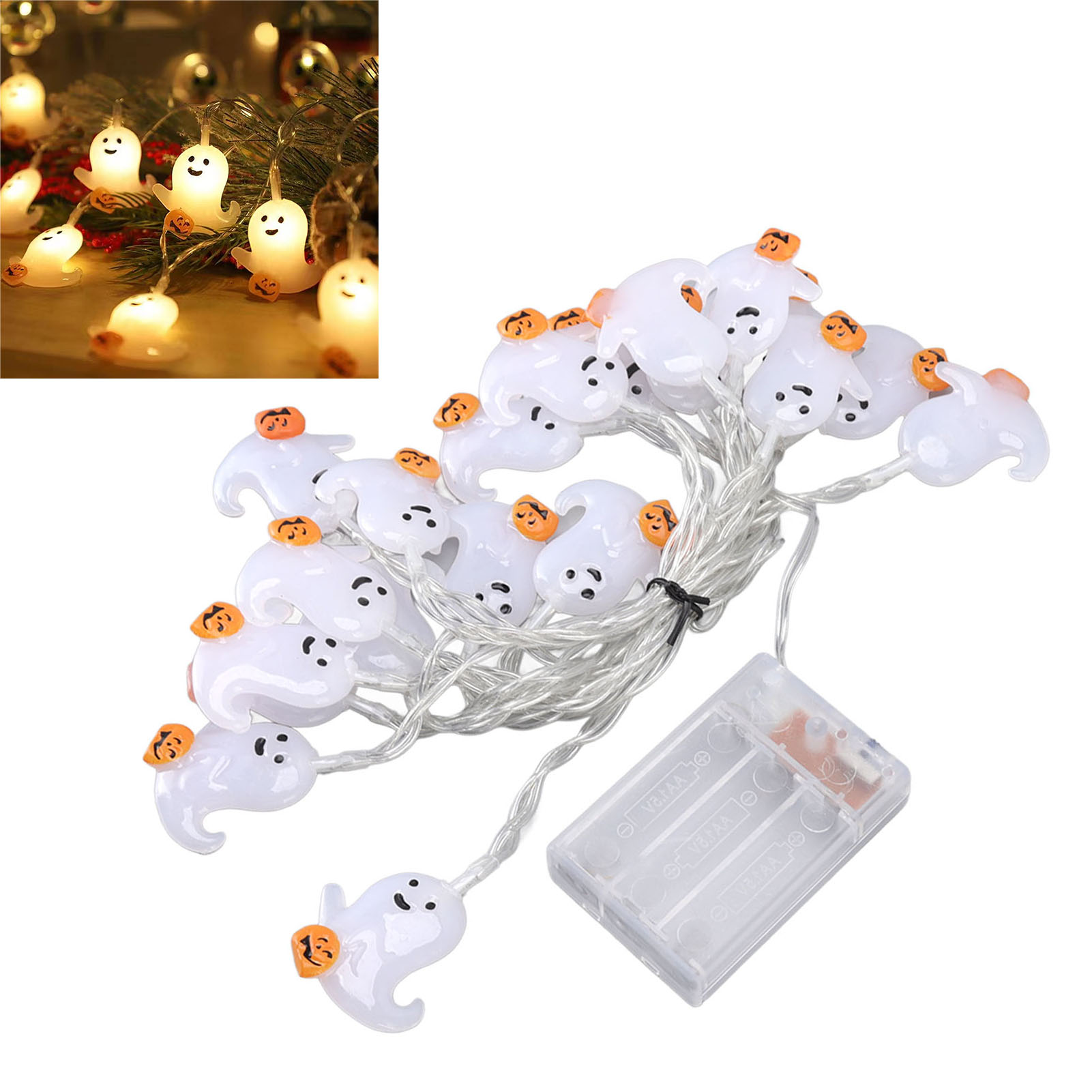 Eine Lichterkette mit Halloween-Lichtern in Form von weißen Geistern mit orangefarbenen Kürbissen auf ihren Köpfen. Ein Akkupack ist sichtbar.
