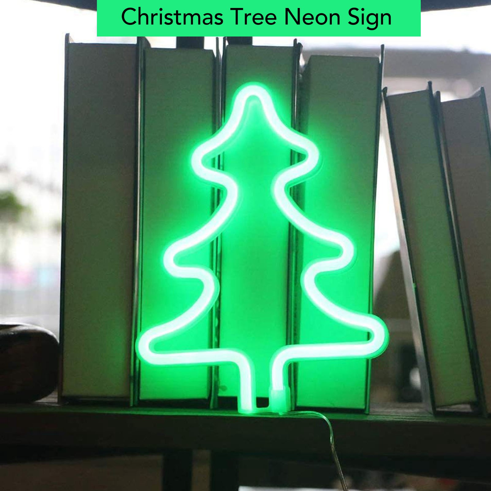 Ein grünes Neon-Weihnachtsbaumschild leuchtet. Es befindet sich vor einem Hintergrund aus vertikalen, gedämpften grünen Rechtecken.