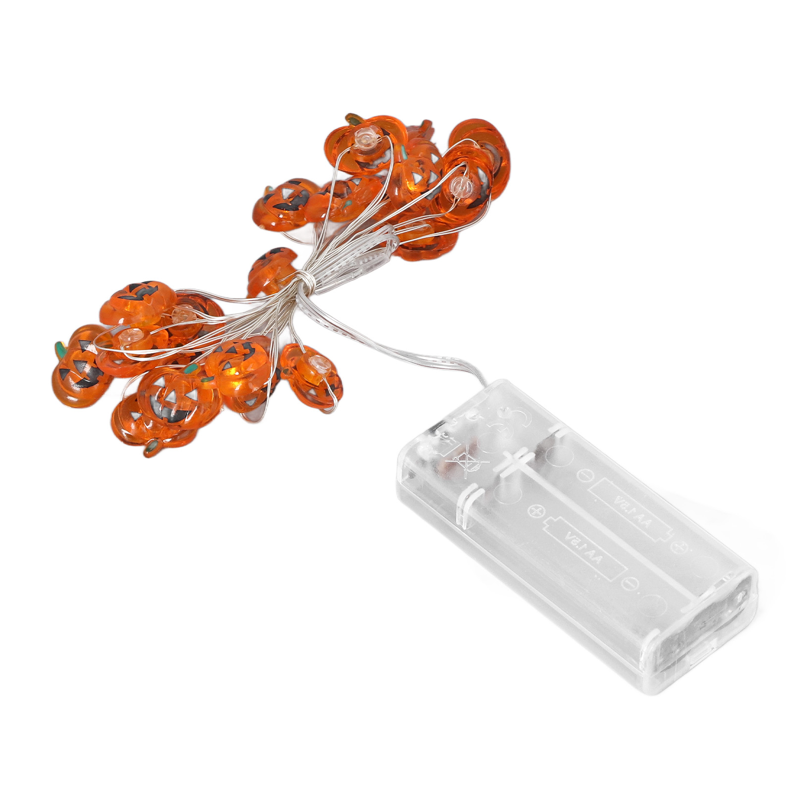 Schnur aus Halloween-Lichtern mit orangefarbenen Kürbisformen. Rechts ein transparentes Batteriefach. Weißer Hintergrund.