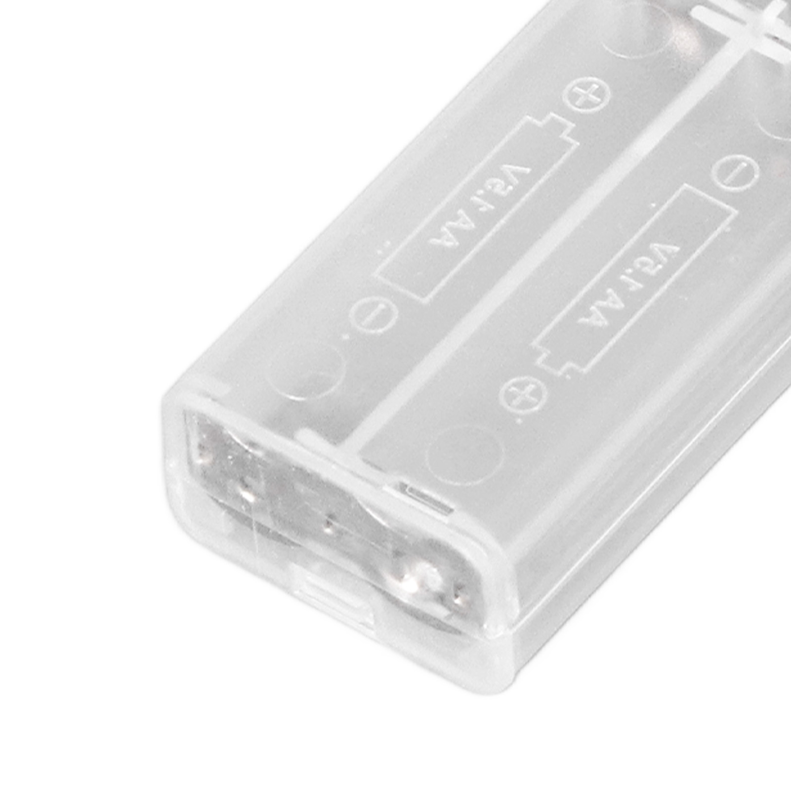Ein durchsichtiger Batteriehalter aus Kunststoff. Er hat zwei Schlitze und Markierungen zur Batterieausrichtung. Der Hintergrund ist weiß.