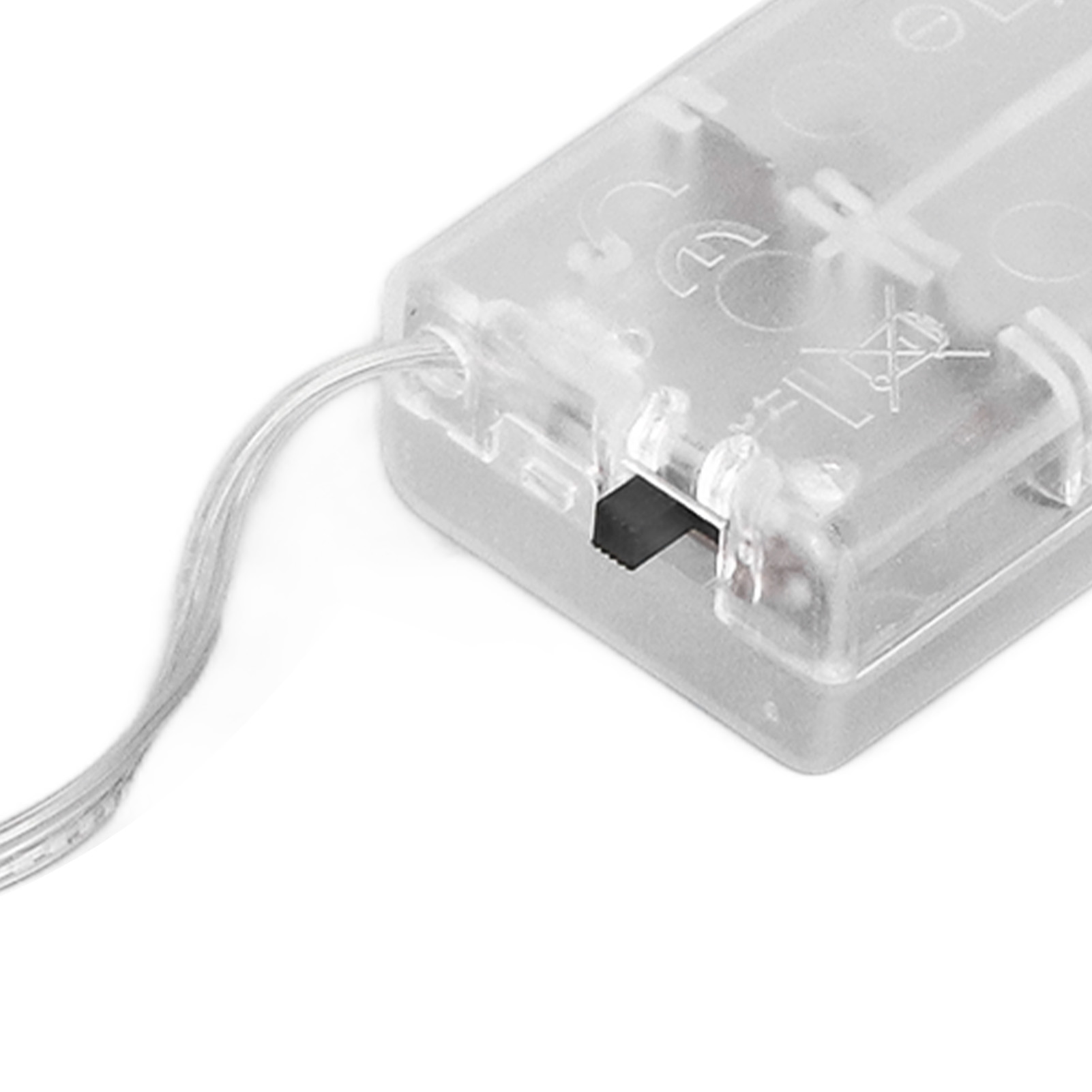 Eine transparente Kunststoff-Batteriebox mit einem schwarzen Schalter und einem silbernen Draht, der sich seitlich erstreckt.