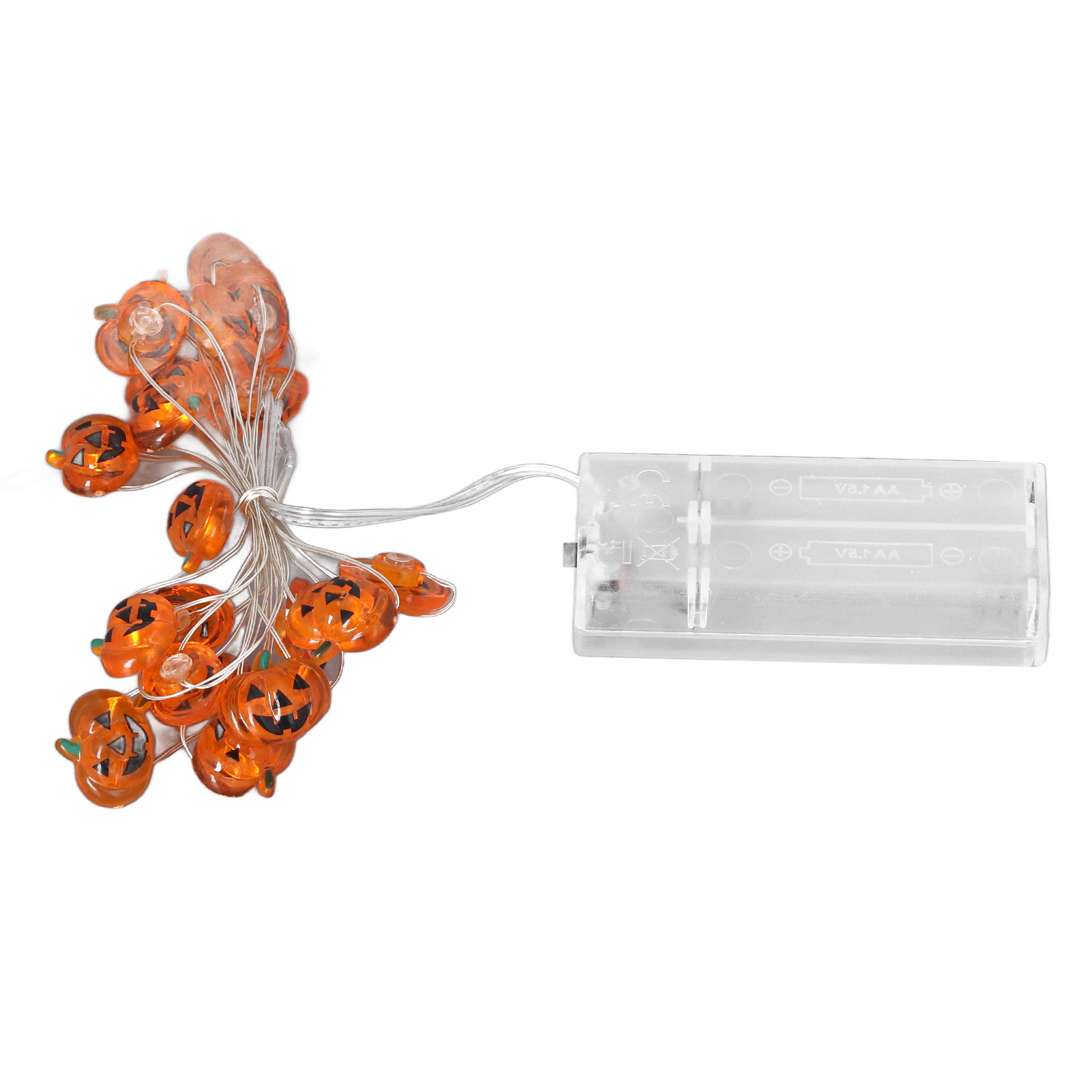 Lichterkette mit orangefarbenen Kürbissen und schwarzen Gesichtern. Ein durchsichtiges Batteriefach auf weißem Hintergrund.