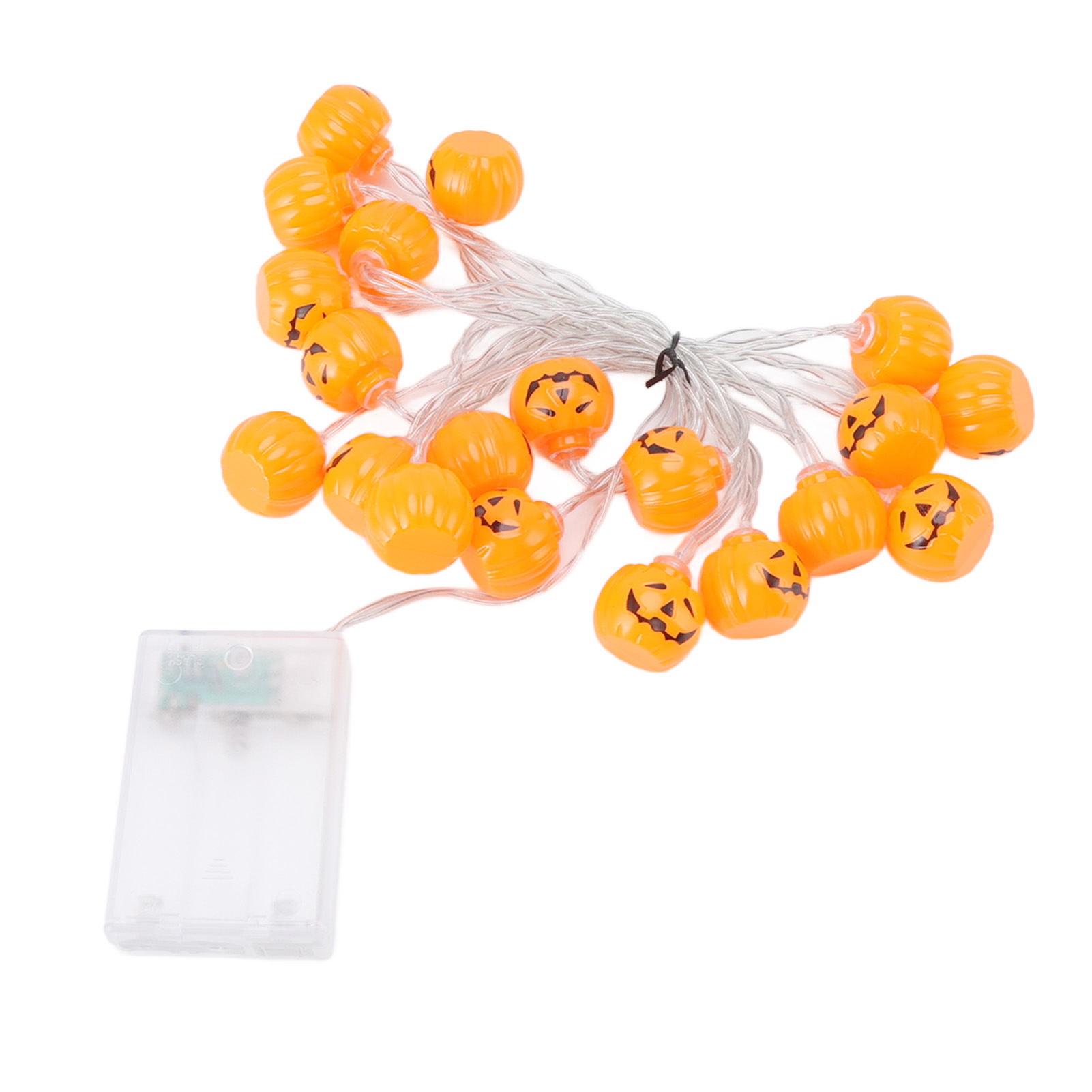 Eine Lichterkette aus orangefarbenen Kürbissen mit schwarzen Gesichtern, befestigt an einem Batteriepack, auf weißem Grund.