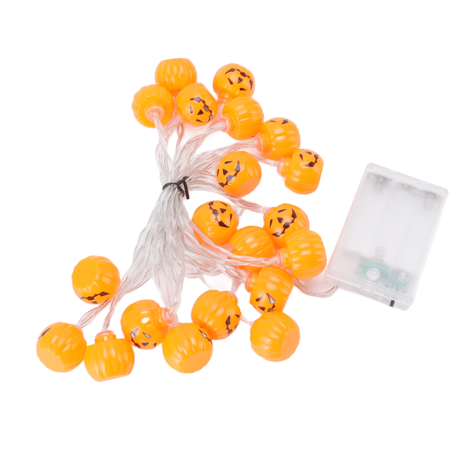 Eine Lichterkette aus orangefarbenen Kürbissen mit schwarzen Jack-o'-Lantern-Gesichtern. Eine durchsichtige Batteriepackung liegt daneben.