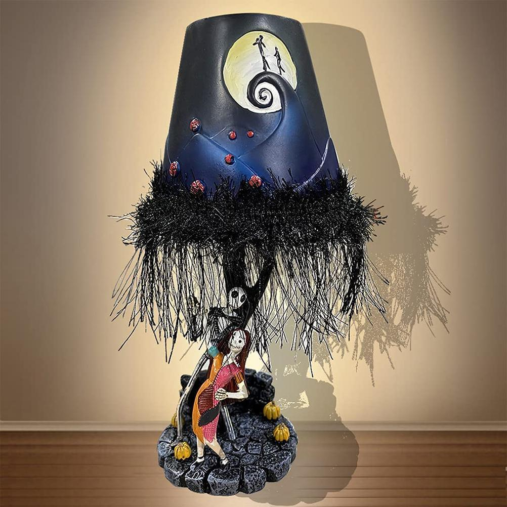Eine Lampe mit dem Thema Nightmare Before Christmas. Jack und Sally stehen unter einem schwarzen Baum. Der Schirm zeigt den Mond und Spiral Hill.