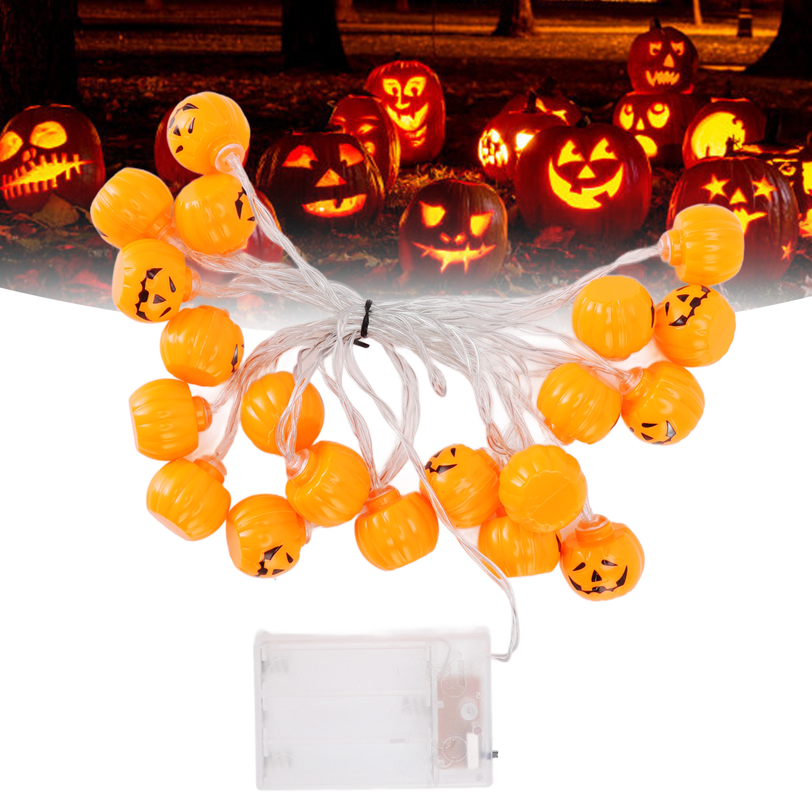 Orangefarbene Kürbislichter mit geschnitzten Gesichtern, die aneinandergereiht sind. Hintergrund zeigt leuchtende geschnitzte Kürbisse und Bäume, Halloween-Thema.