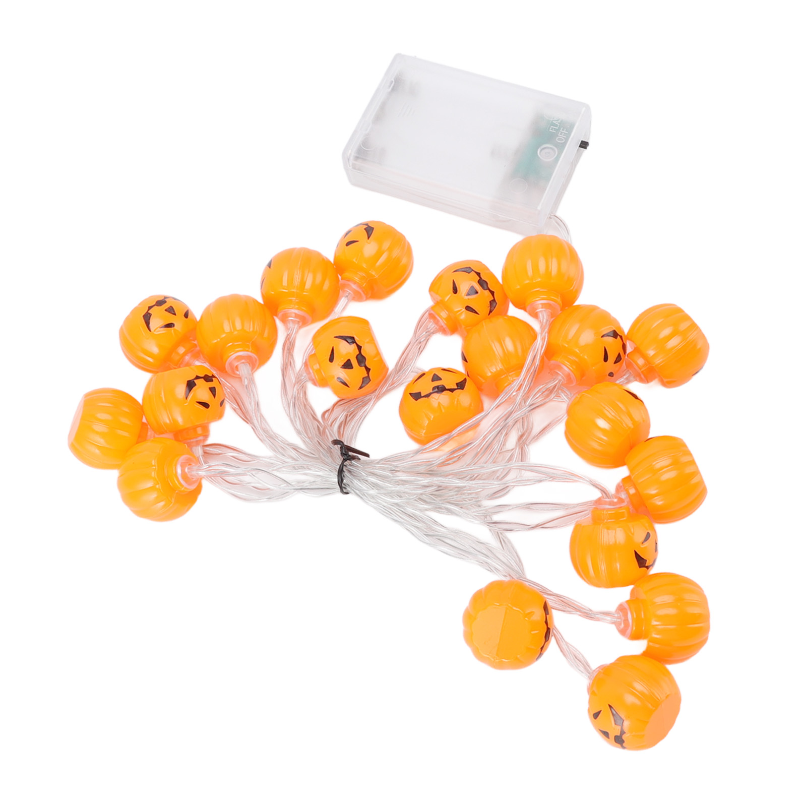 Eine Lichterkette mit orangefarbenen Kürbislichtern mit schwarzen Gesichtern und einem durchsichtigen Akkupack. Der Hintergrund ist weiß.
