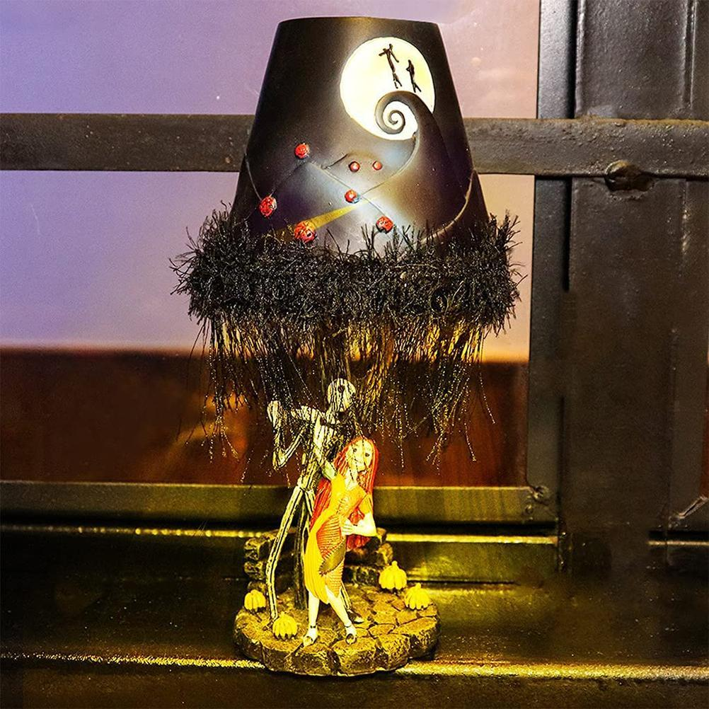 Eine Lampe mit dem Thema „The Nightmare Before Christmas“. Jack und Sally Figuren unter einem Schirm mit Mond, Spirale und Fledermäusen.