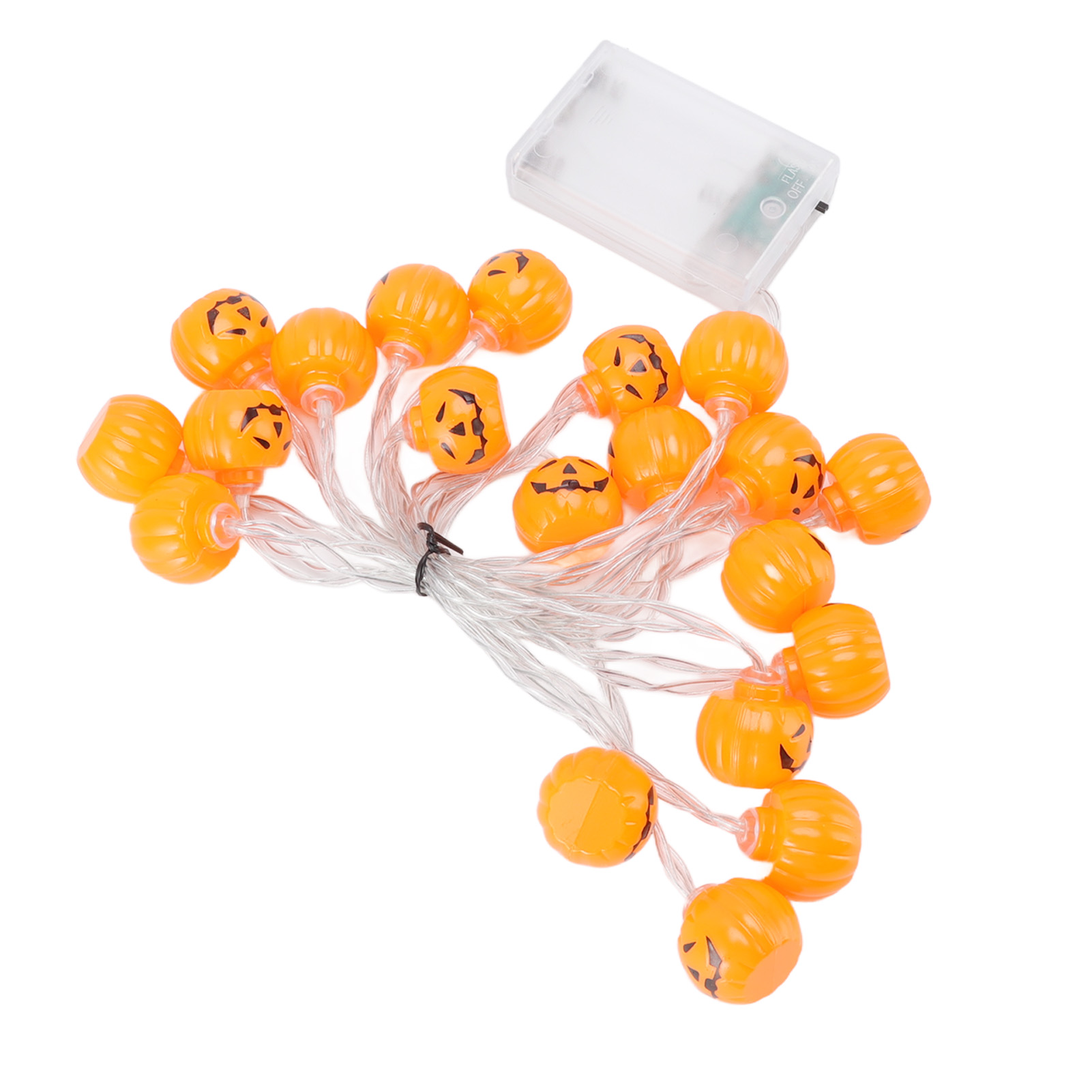 Kette aus orangefarbenen Kürbislichtern mit schwarzen Gesichtern, verbunden durch klare Drähte, und ein Akkupack auf weißem Hintergrund.