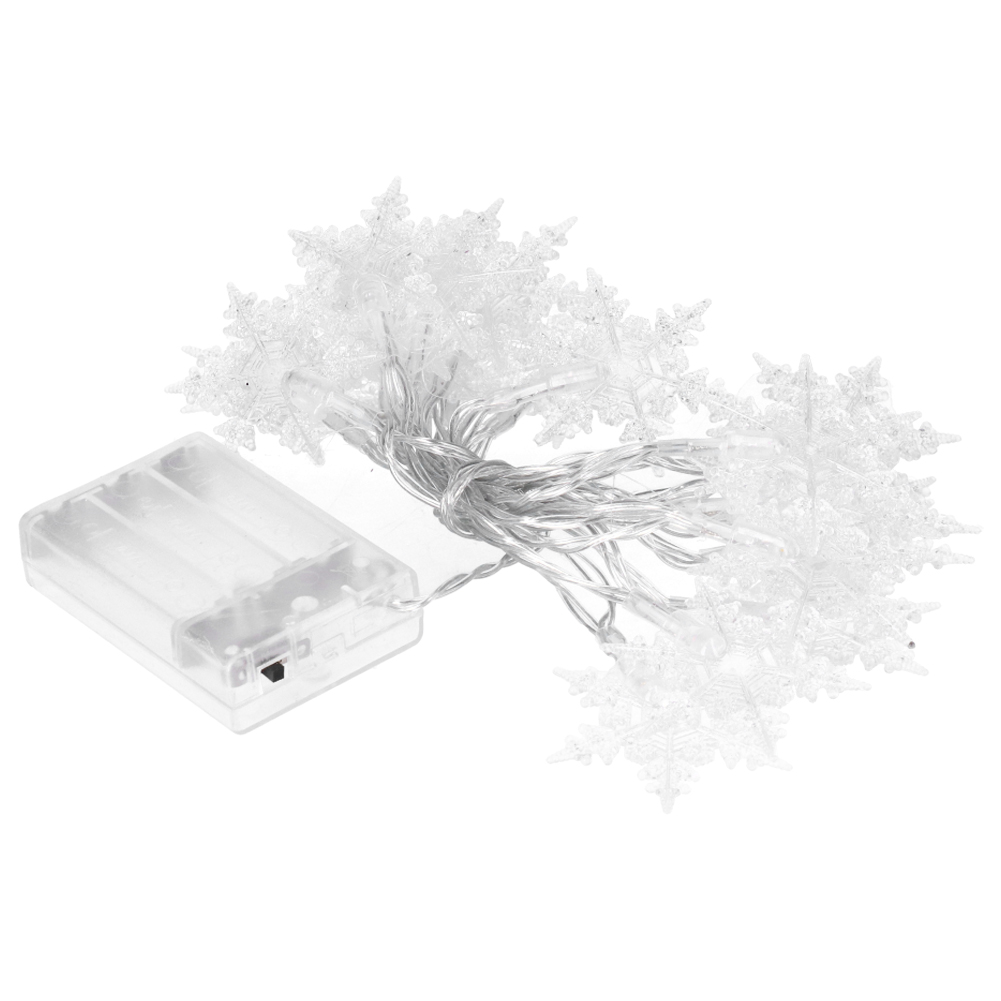 Eine Lichterkette mit Schneeflocken und einem Batteriefach auf der linken Seite. Die Schneeflocken sind weiß, der Hintergrund ist weiß.