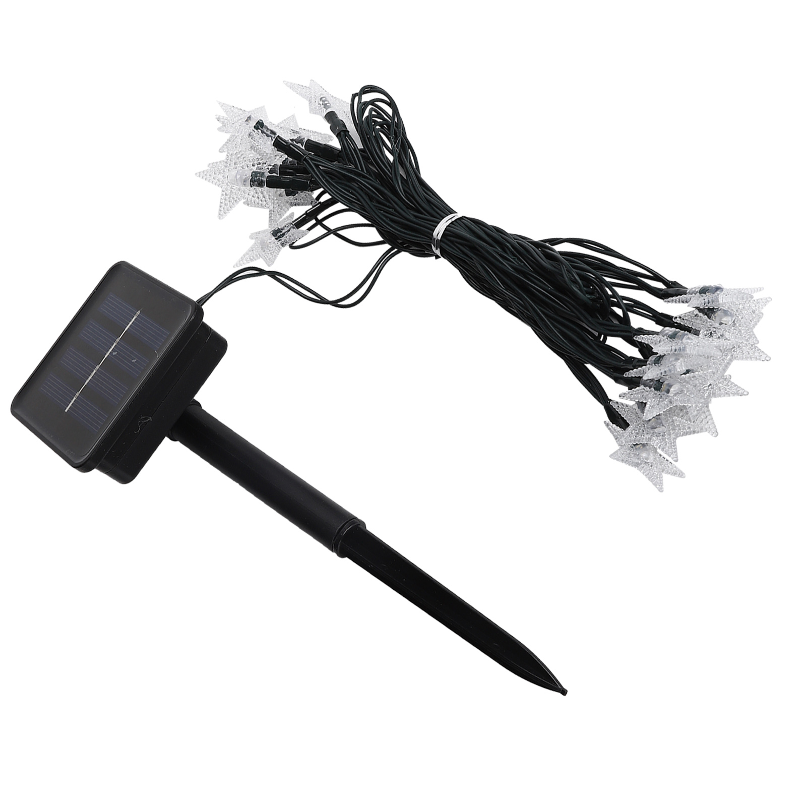 Eine solarbetriebene Lichterkette mit sternförmigen Lichtern. Sie hat ein schwarzes Solarpanel, eine Stange und grünes Kabel.