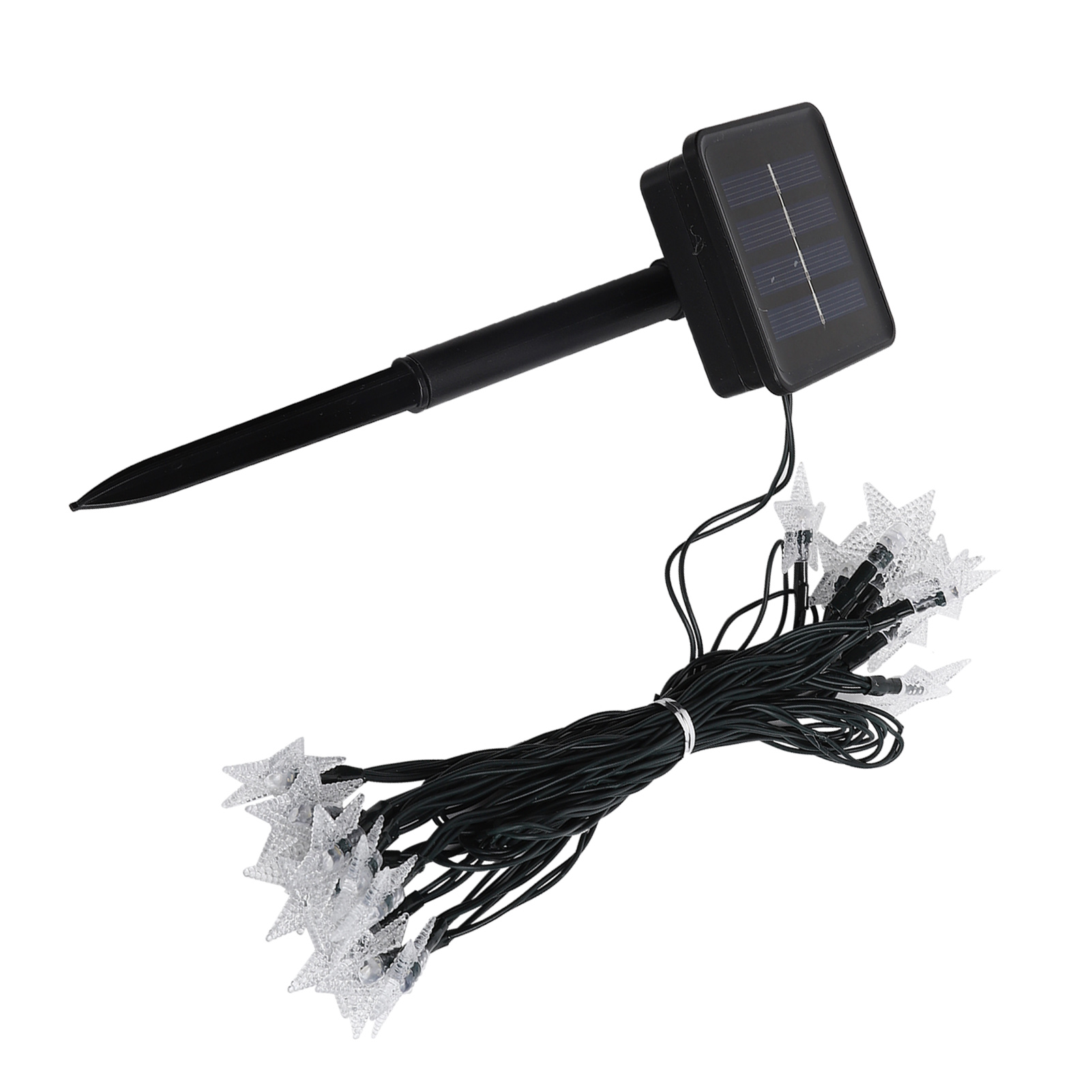 Solarbetriebene Lichterkette mit sternförmigen Glühbirnen. Schwarzes Solarpanel und Pfahl oben. Glühbirnen mit Draht verbunden.