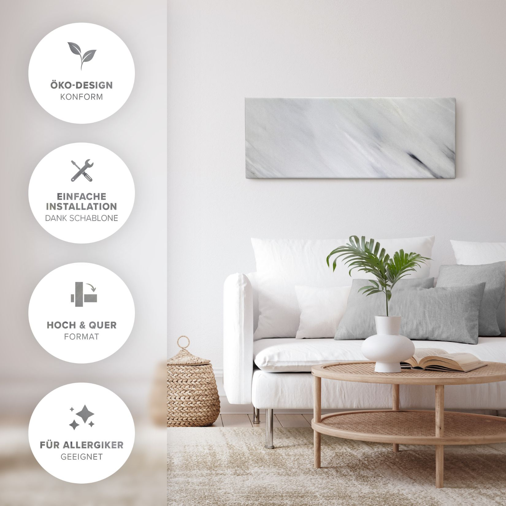 Ein Wohnzimmer mit weißem Sofa, Couchtisch und marmorähnlichem Kunstwerk. Dekorative Elemente sind eine Pflanze und Kissen.