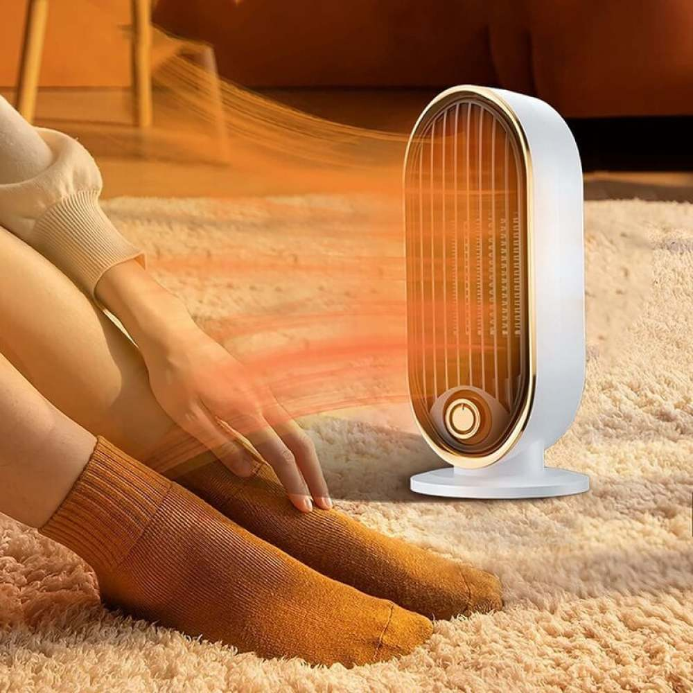 Füße mit orangefarbenen Socken neben einem weißen und goldenen Heizlüfter auf einem Teppich. Warme Luft ist sichtbar.