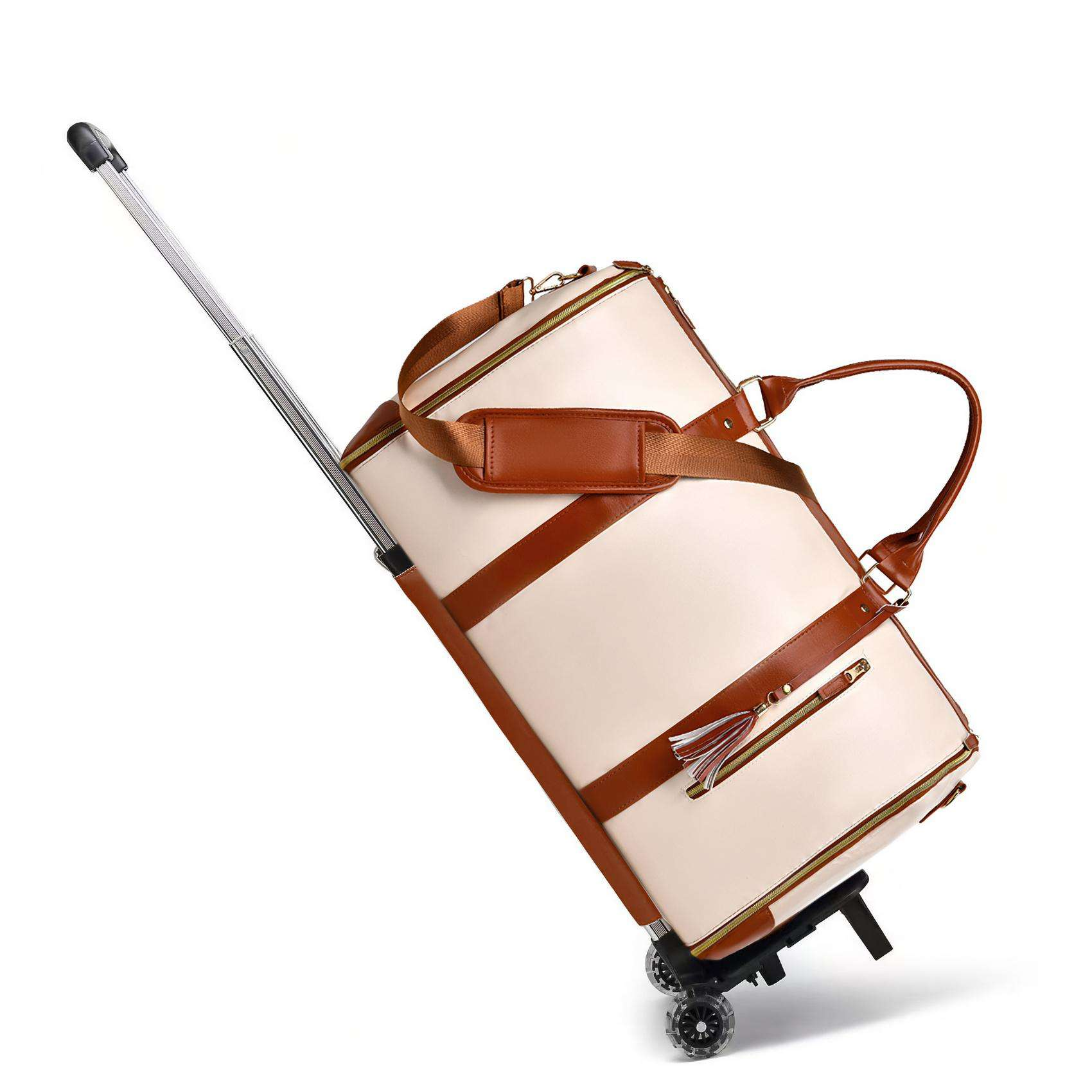 Creme- und braune Roll-Duffel-Tasche. Braune Riemen und Akzente, ein Teleskopgriff und Quasten-Reißverschluss-Anhänger. Weißer Hintergrund.