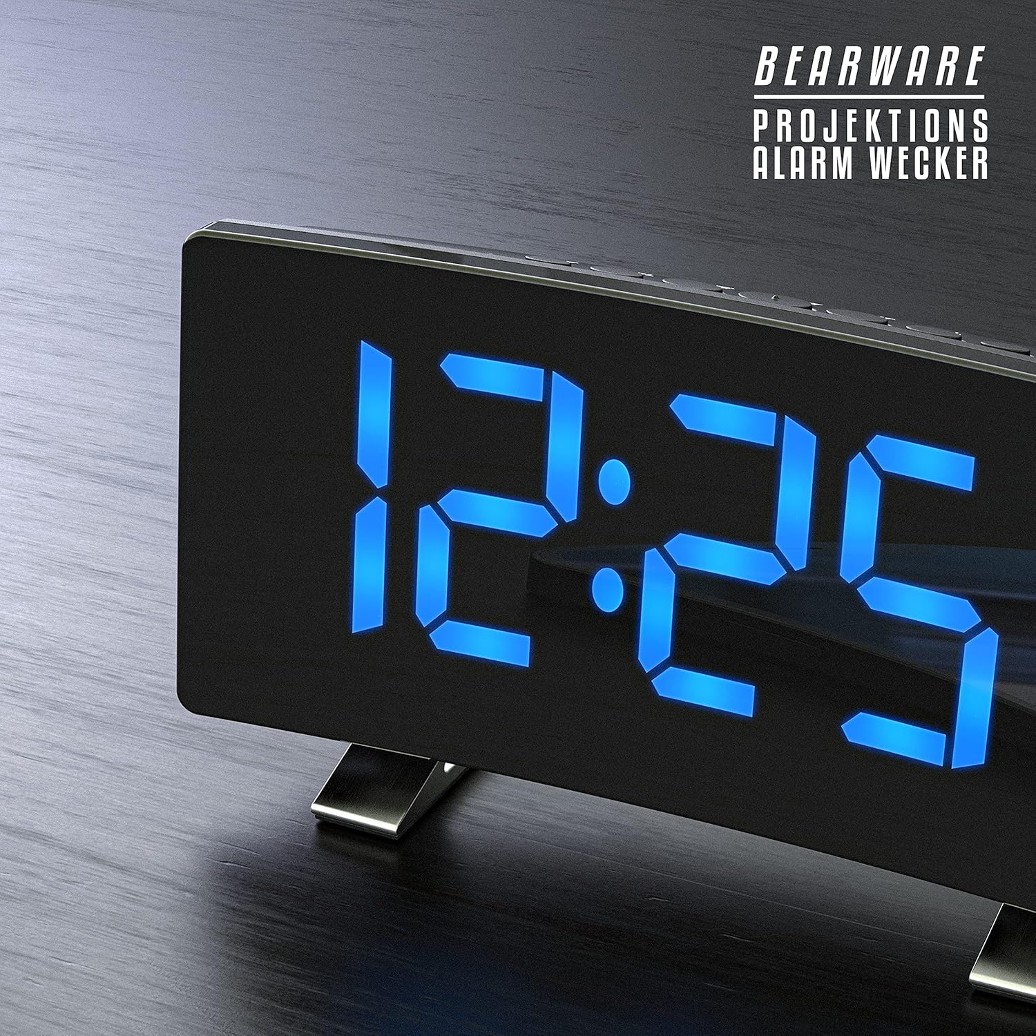 Ein schwarzer digitaler Wecker zeigt 12:25 in hellblauen Ziffern an. Die Uhr hat eine gebogene Front und steht auf einer dunklen Oberfläche.