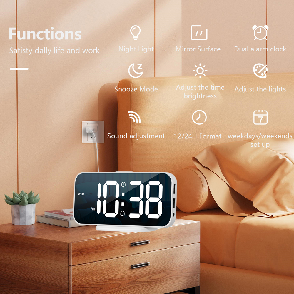 Ein digitaler Wecker mit der Anzeige 22:38 Uhr steht auf einem Nachttisch. Er hat mehrere Funktionssymbole. Im Hintergrund ein Bett mit Kissen.