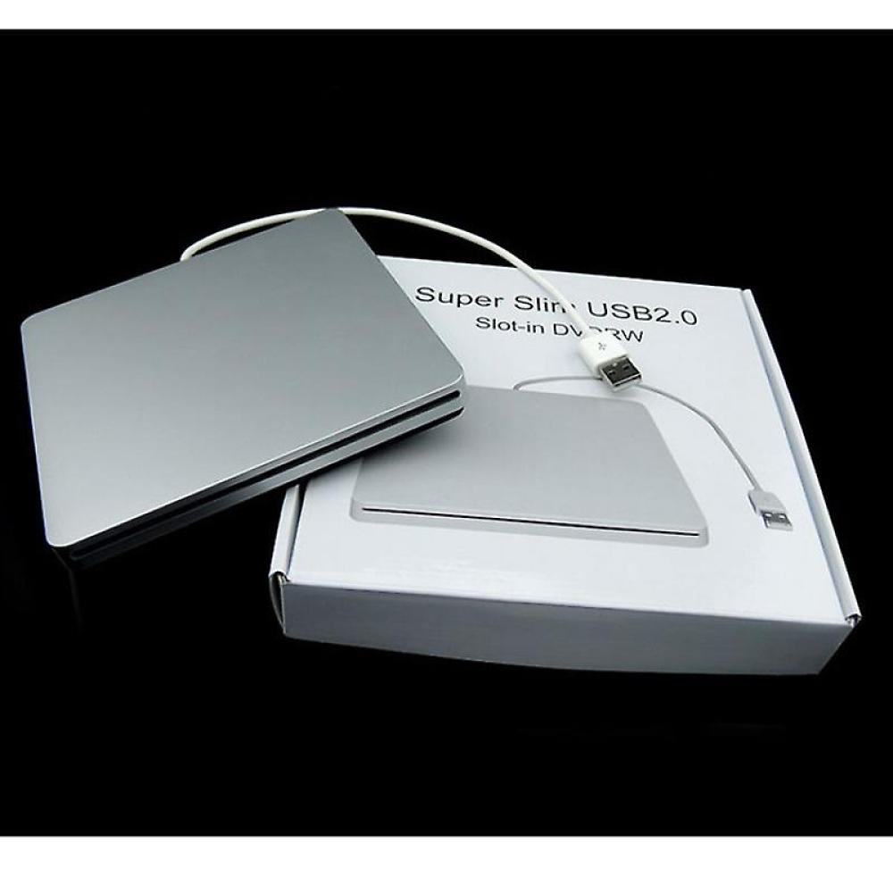 Silbernes externes DVD-Laufwerk mit USB-Kabel, auf weißer Box, auf schwarzem Hintergrund. Text: Super Slim USB2.0 Slot-in DVDRW.