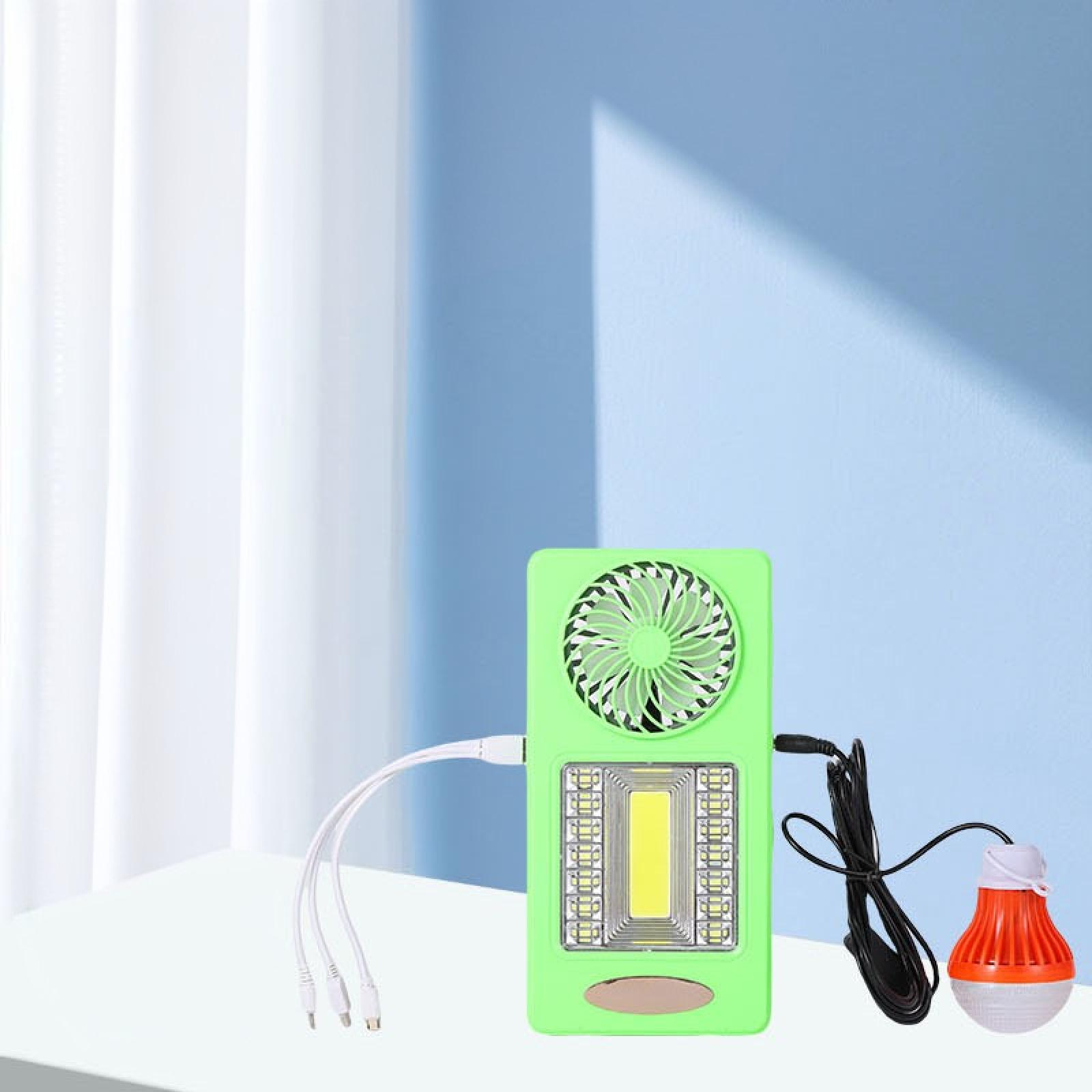 Ein grüner tragbarer Ventilator mit Licht und einer kleinen orangefarbenen Glühbirne, weiße Kabel, auf einem weißen Tisch, blau-weißer Hintergrund.