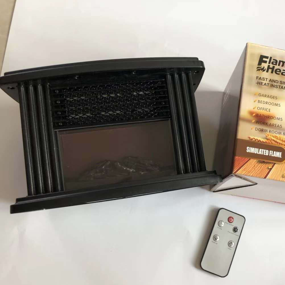Ein schwarzer elektrischer Kamin mit Fernbedienung, neben einer Schachtel mit 'Simulated Flame'. Der Kamin hat eine simulierte Flamme.