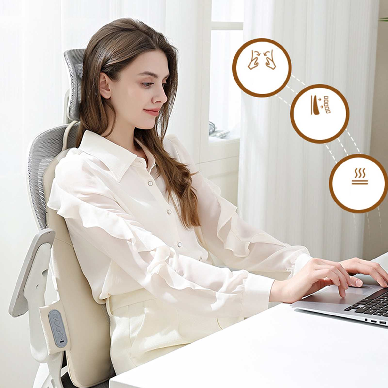 Eine Frau in einem weißen Hemd sitzt an einem Schreibtisch und benutzt einen Laptop. Sie sitzt in einem ergonomischen Stuhl. Symbole zeigen verschiedene Funktionen.