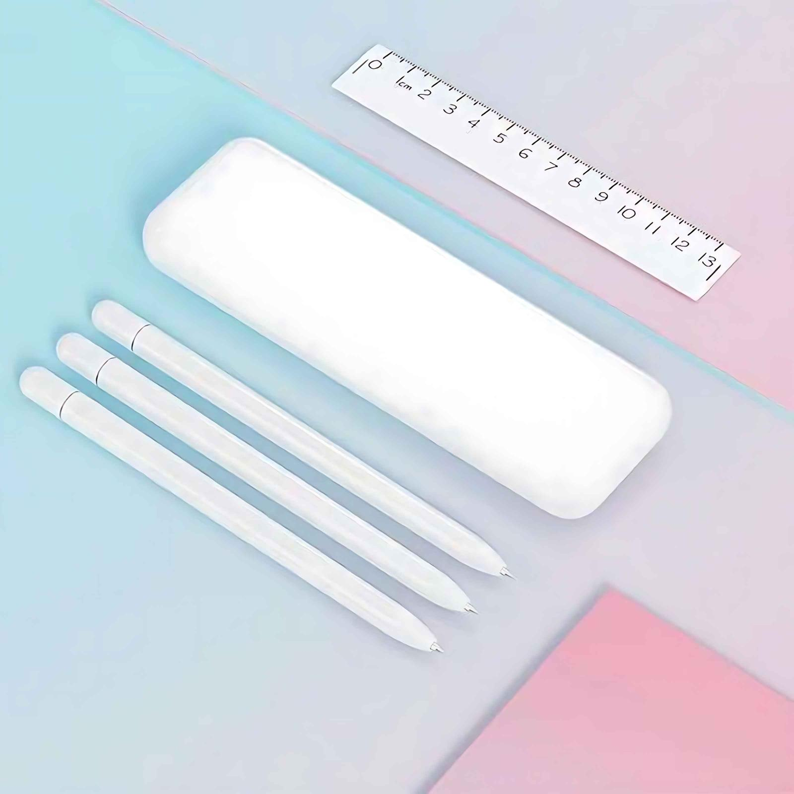 Weiße Stifte, Etui und Lineal auf blau-rosa Hintergrund. Lineal mit cm-Markierung. Stifte ausgerichtet.