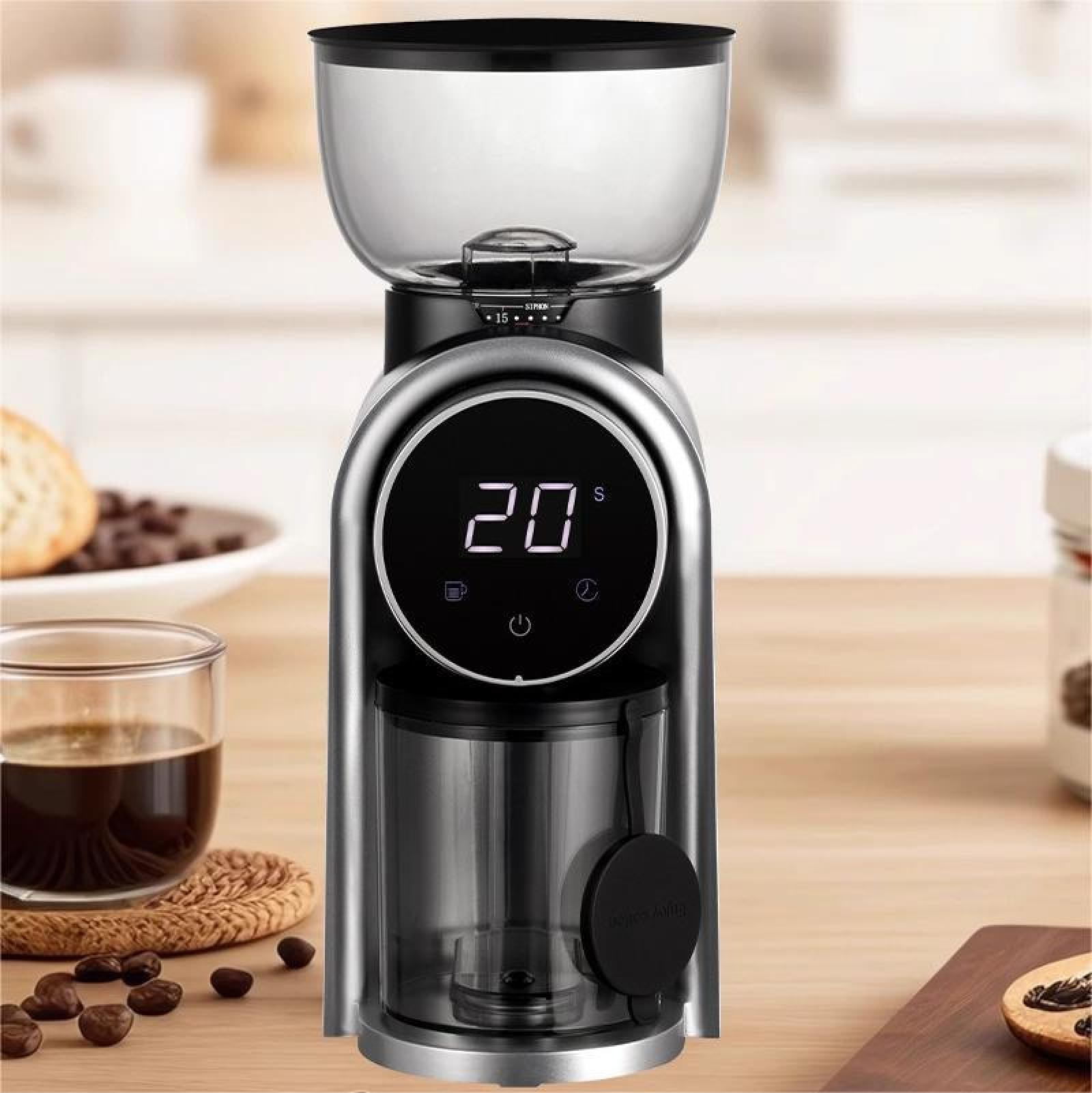 Kaffeemühle mit Digitalanzeige, die 20 Sekunden anzeigt. Kaffeebohnen und eine Tasse Kaffee sind im Vordergrund.