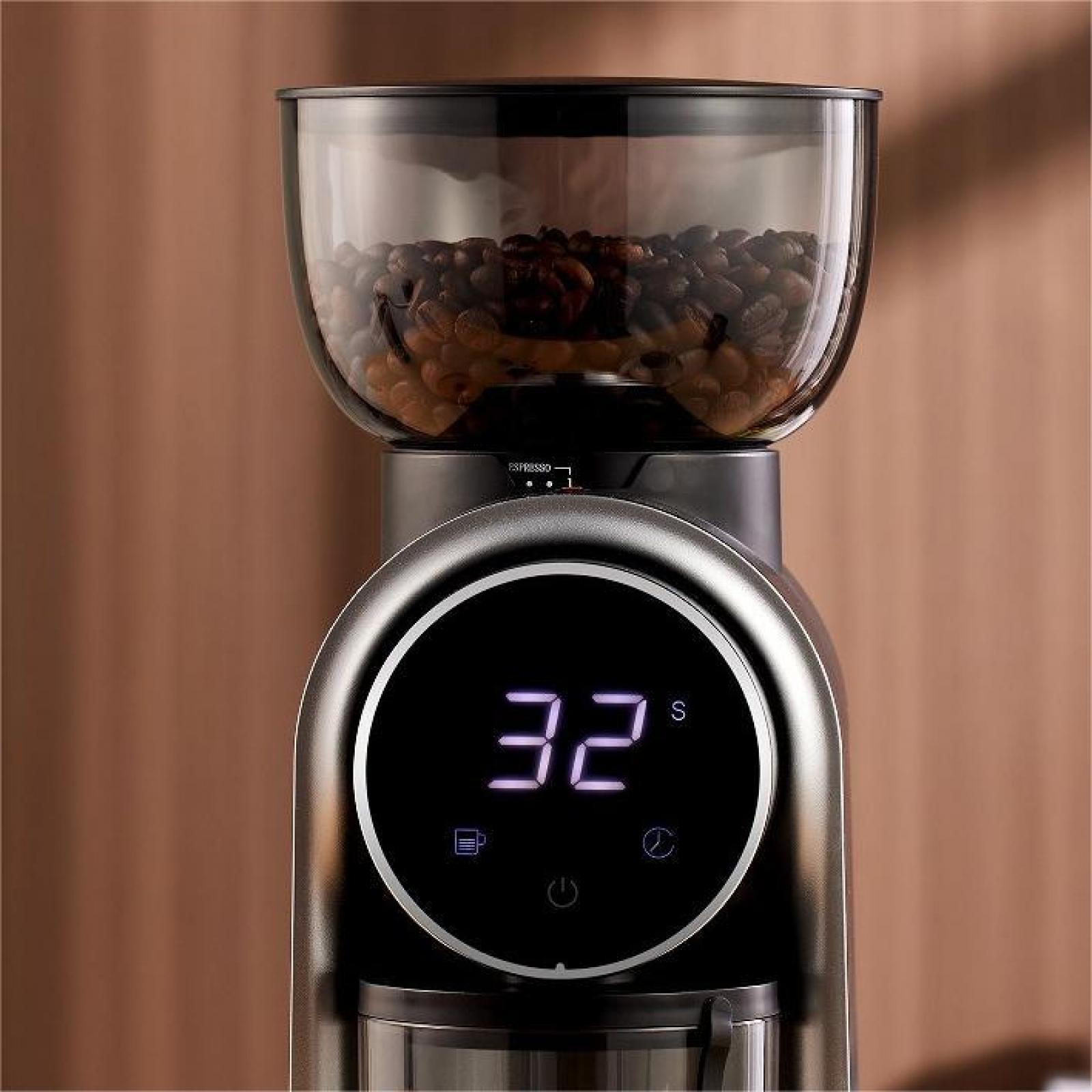 Kaffeemühle mit Kaffeebohnen in einem transparenten Behälter. Digitalanzeige zeigt 32 Sekunden. Brauner Hintergrund.