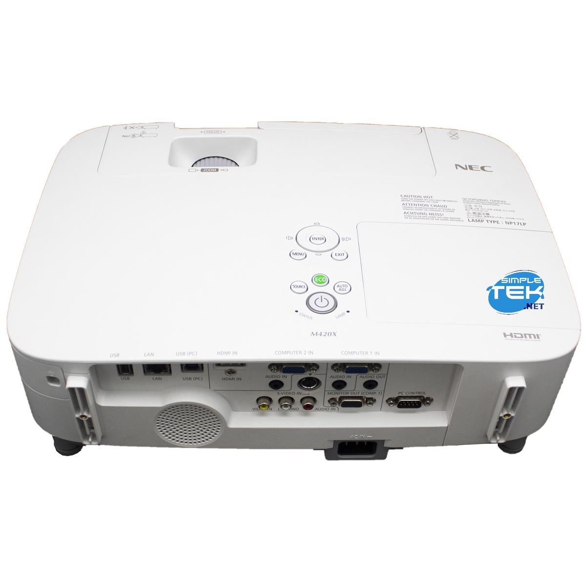 Un proiettore bianco NEC M420X con più porte di ingresso. Adesivo 'Simple Tek' sul lato. Pulsanti di controllo sopra.