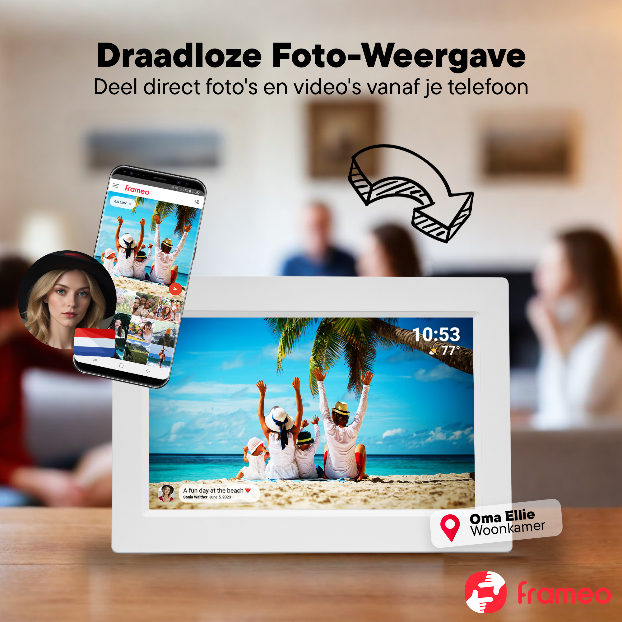 Cyfrowa ramka na zdjęcia ze zdjęciem z plaży. Telefon pokazuje zdjęcie z plaży. Kobieta w kapeluszu po lewej. Tekst: Draadloze Foto-Weergave.