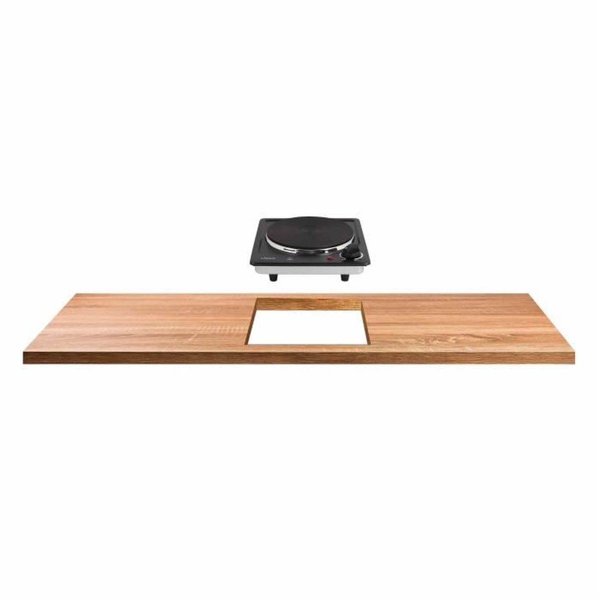 Un piano di lavoro in legno con un ritaglio e un piano cottura elettrico. Il piano cottura è nero e argento. Il piano di lavoro è marrone chiaro.