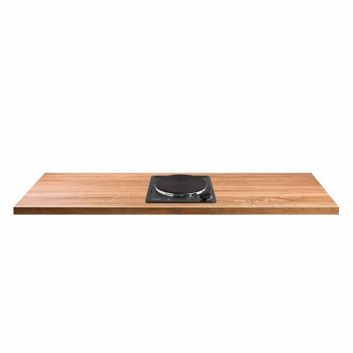 Un piano di lavoro in legno con un piano cottura elettrico nero centrato. Il piano cottura ha un elemento riscaldante rotondo e una manopola di controllo. Sfondo bianco.
