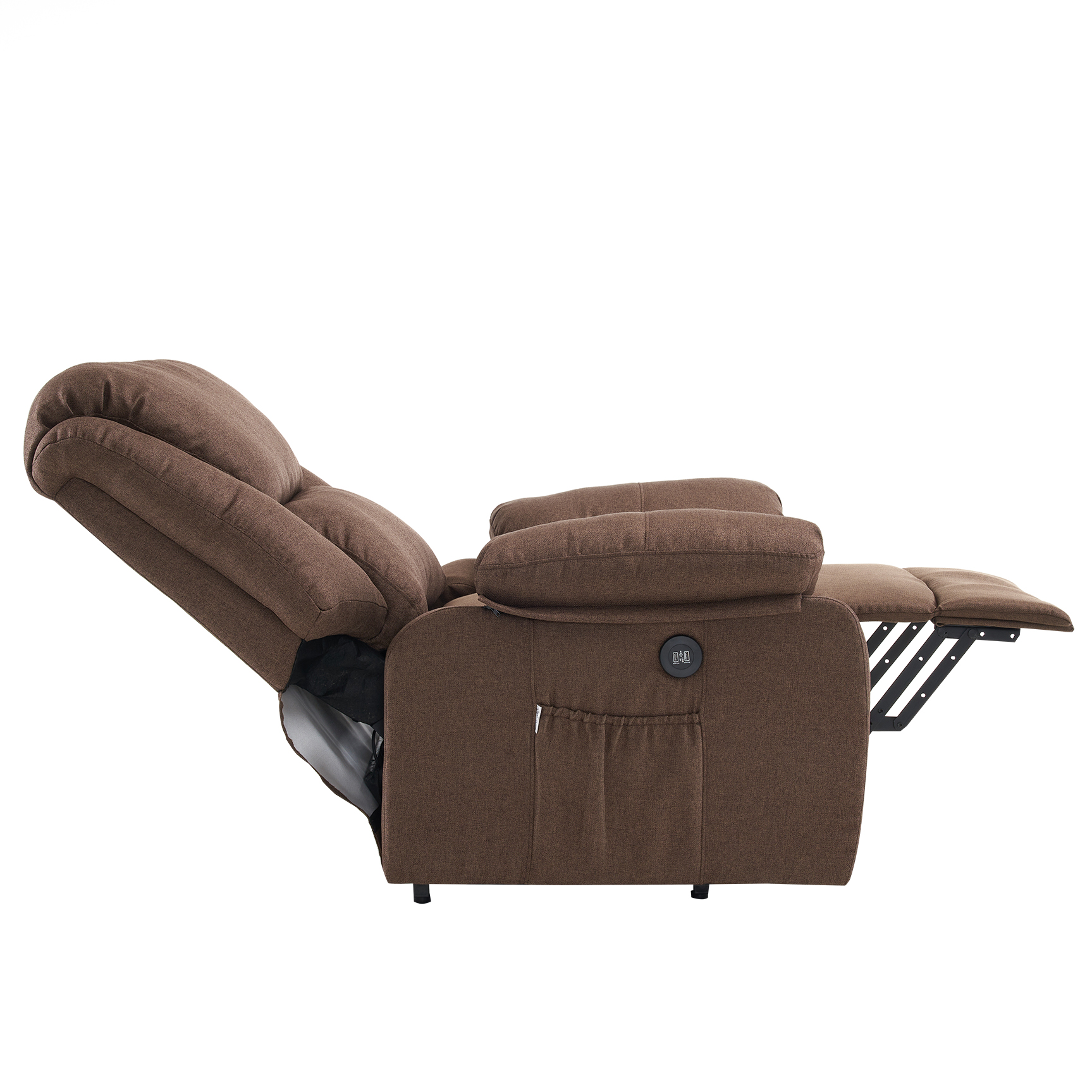 Sillón reclinable marrón en posición reclinada, aislado sobre blanco. Con reposacabezas, reposabrazos y reposapiés extensible.