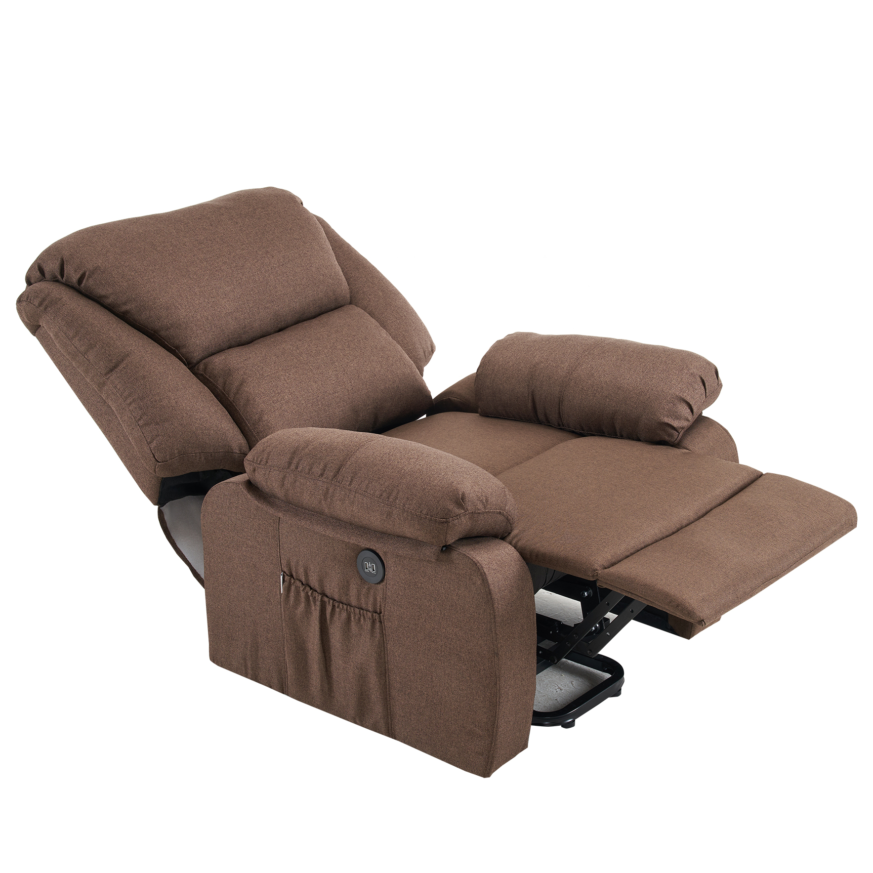 Una silla reclinable marrón sobre fondo blanco. El reposapiés está extendido. La silla tiene un bolsillo y un panel de control.