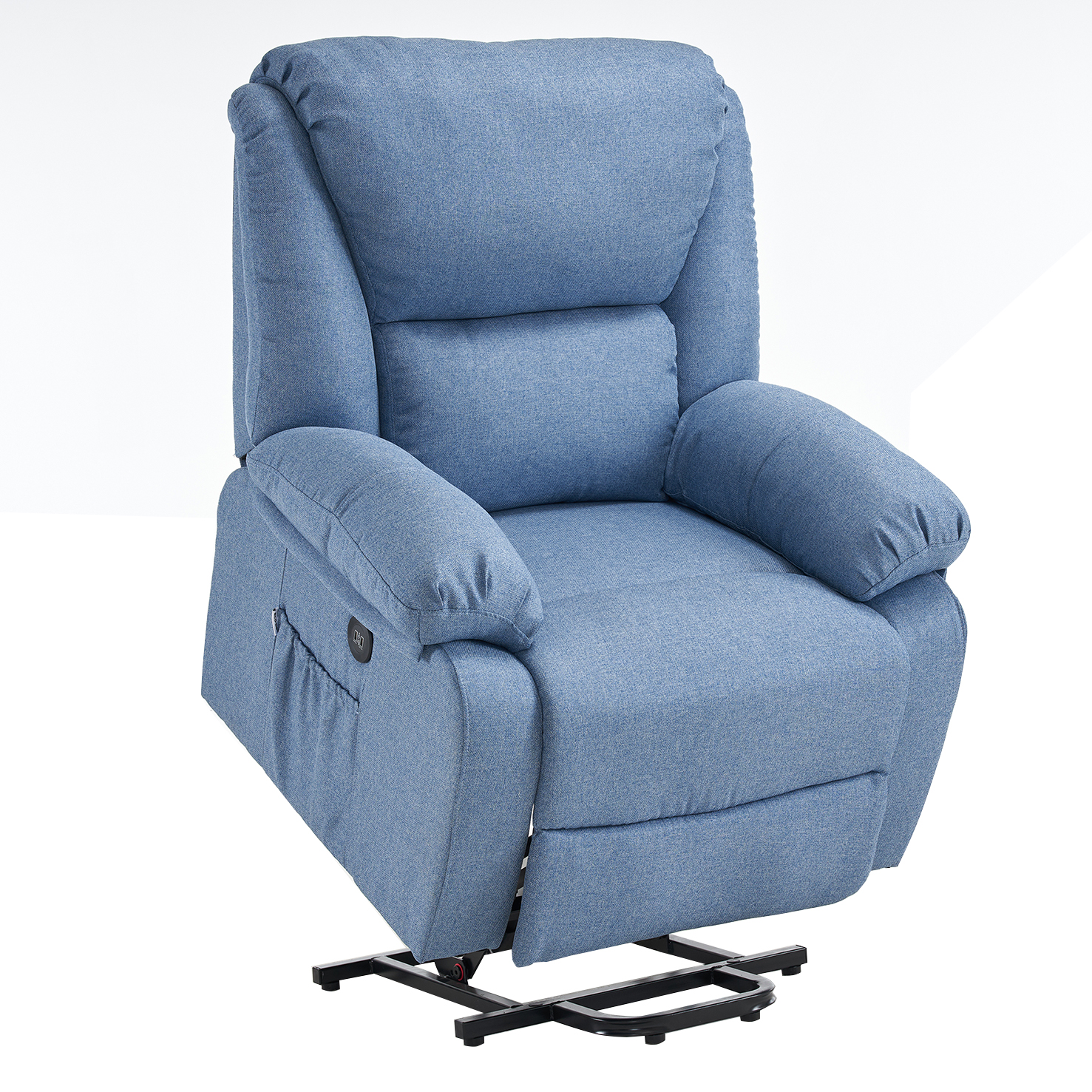 Un sillón reclinable azul claro con reposabrazos, respaldo acolchado y base de metal negro. La silla está sobre un fondo blanco.