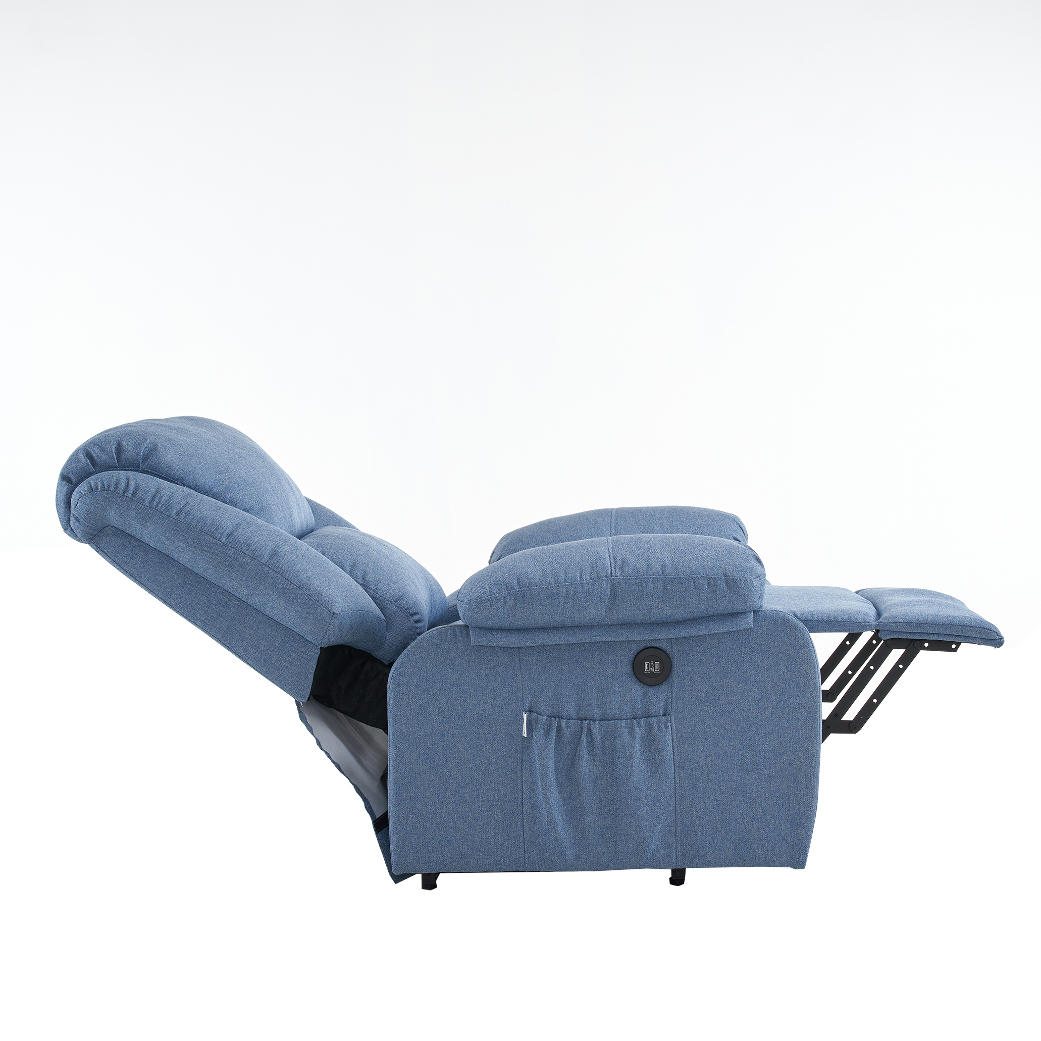 Una silla reclinable azul se muestra sobre un fondo blanco. La silla está parcialmente reclinada, mostrando el reposapiés.