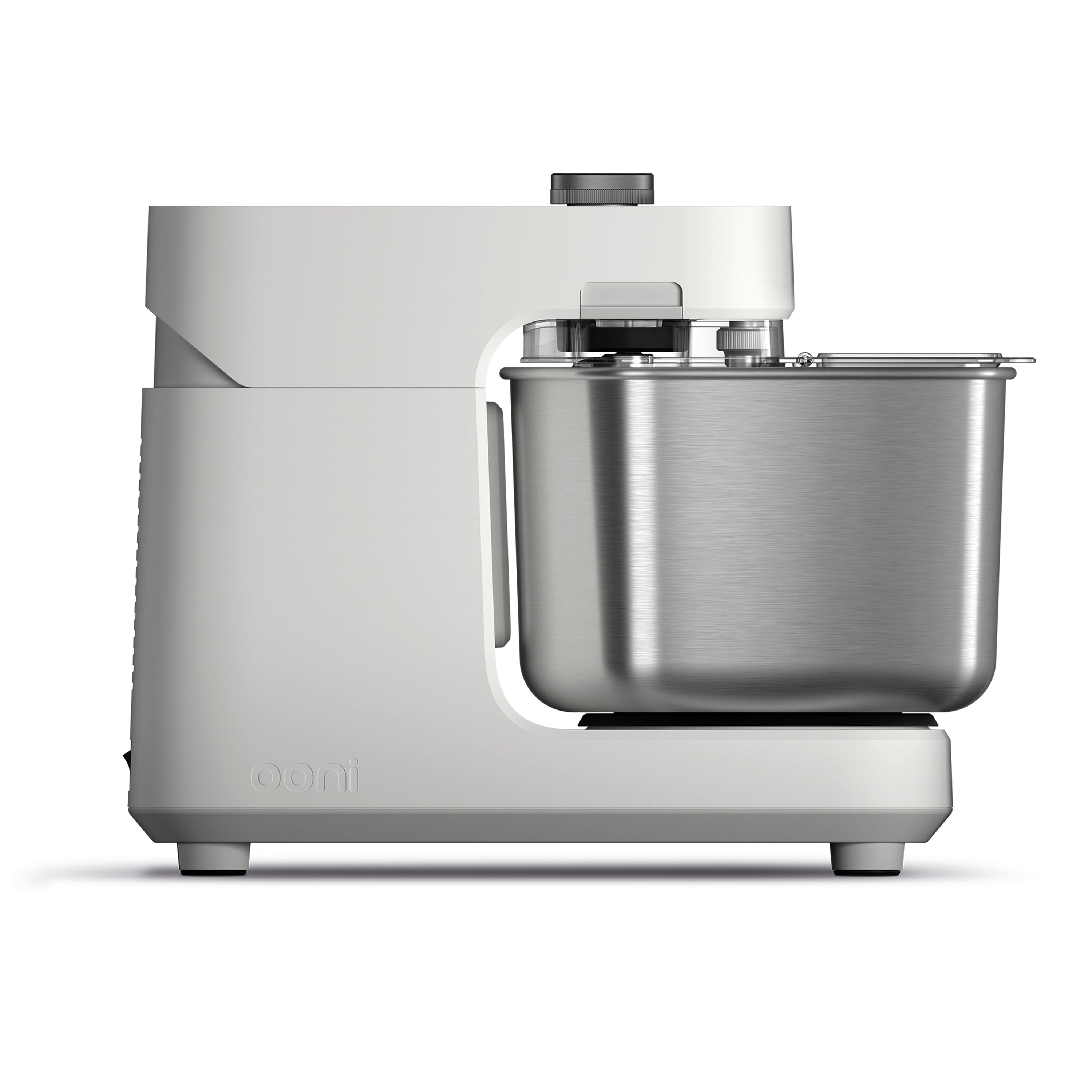 Ein weißer Küchenmixer mit einer Edelstahlschüssel, isoliert auf weißem Hintergrund. Die Marke ist 'ooni'.