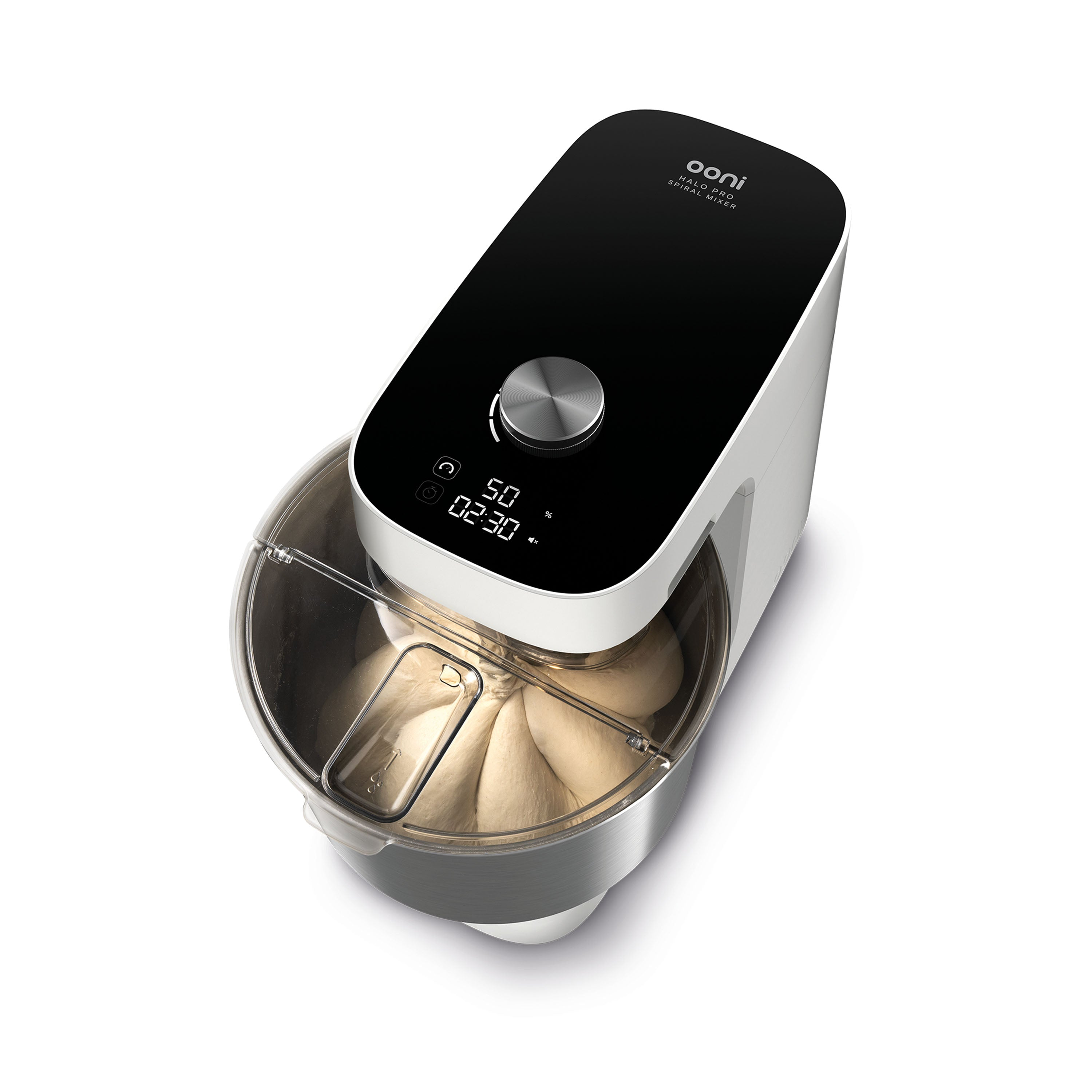Ein weiß-schwarzer Ooni Halo Pro Spiralmixer. Teig befindet sich in der durchsichtigen Schüssel, mit Bedienfeld.